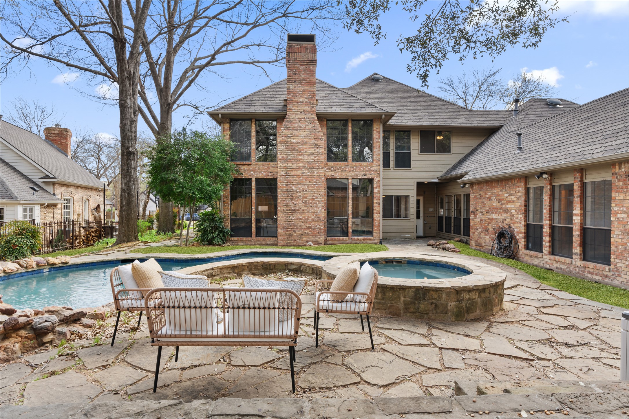 2210 Forest Creek