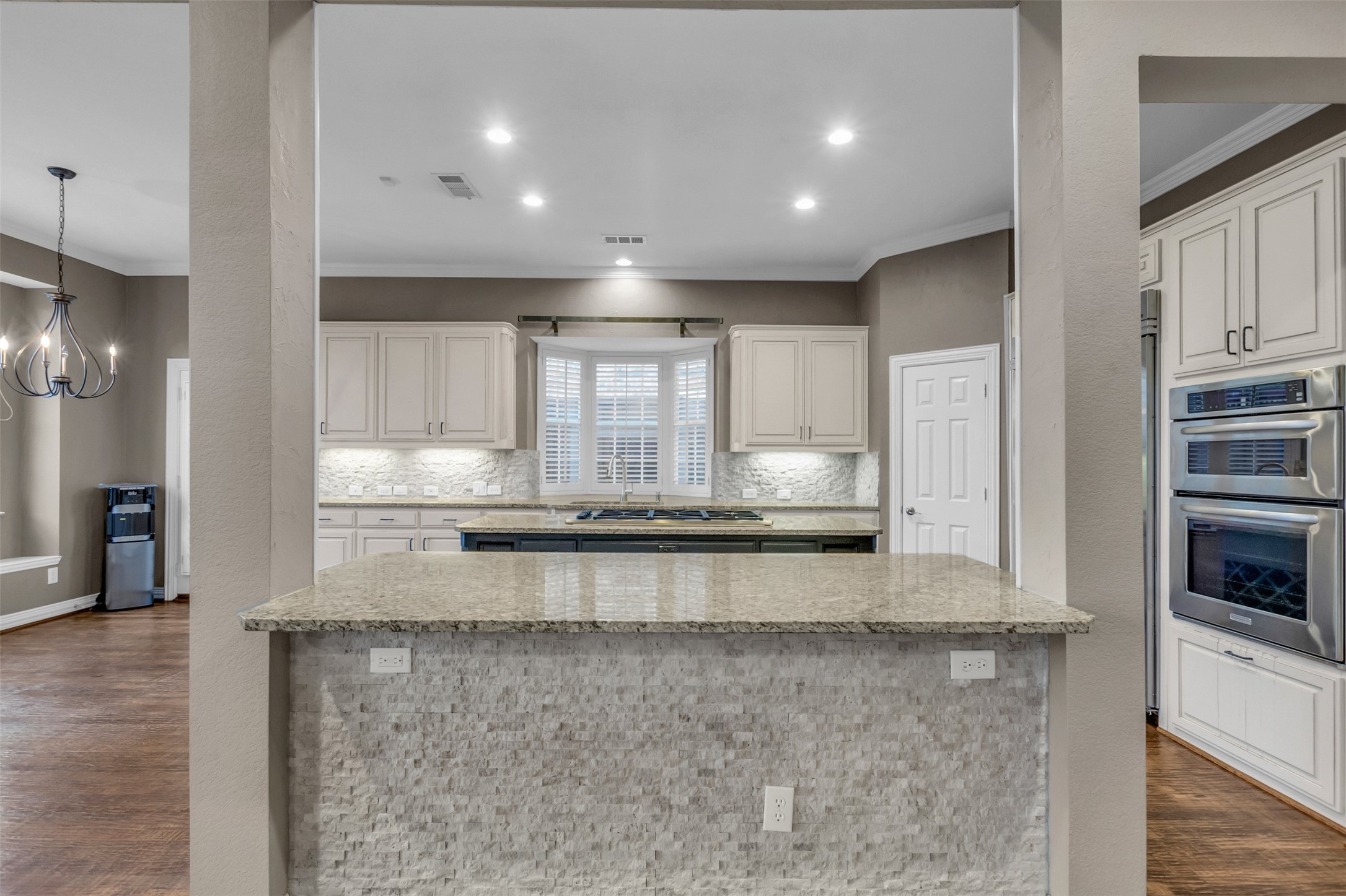 5084 Lakehill Boulevard