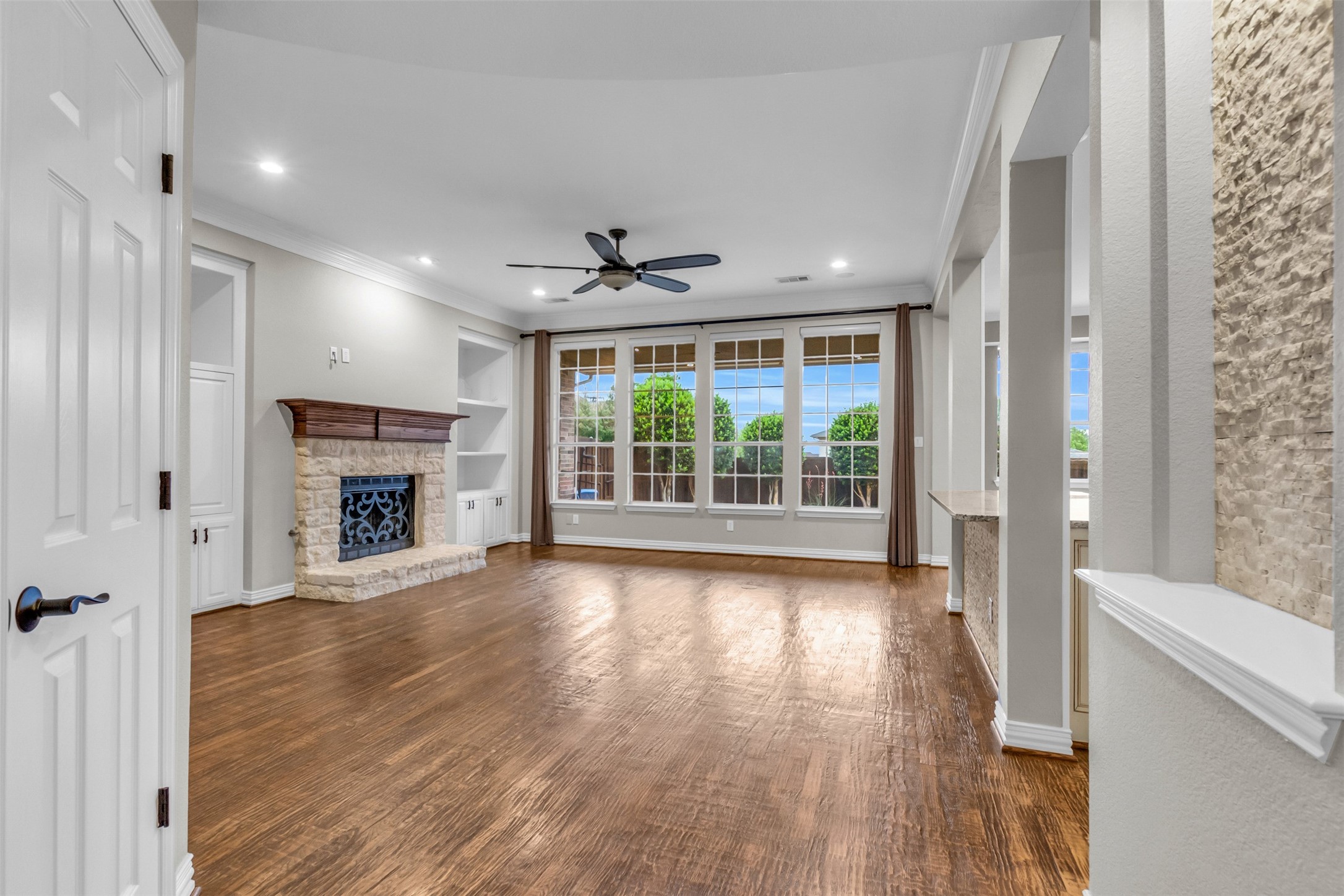 5084 Lakehill Boulevard