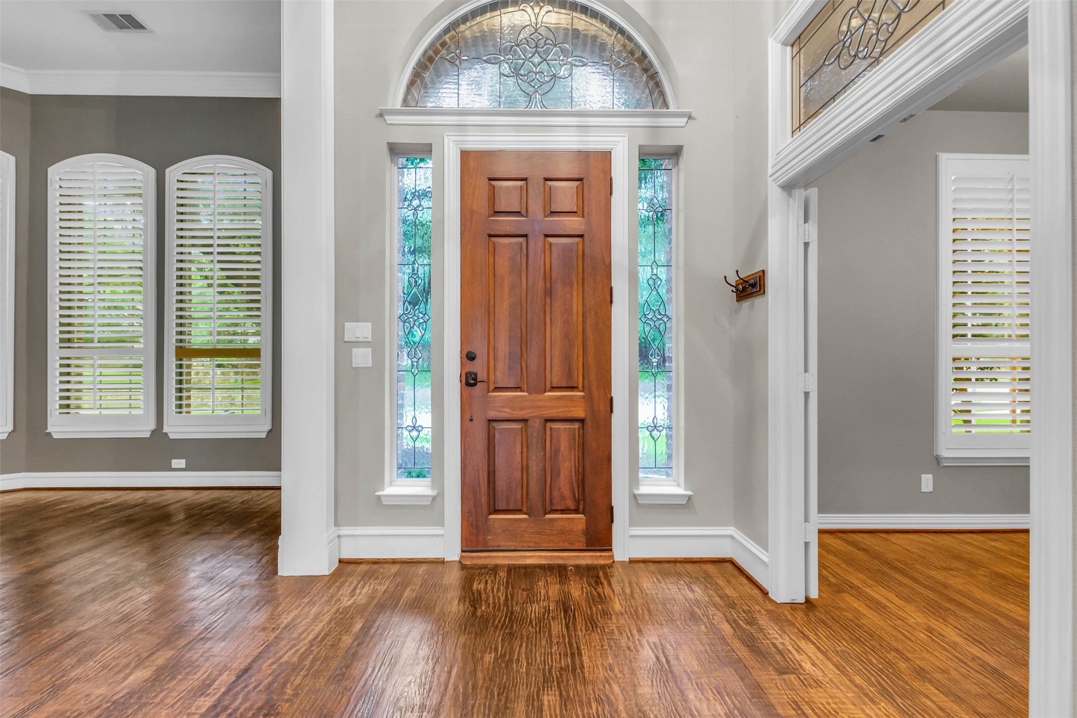 5084 Lakehill Boulevard