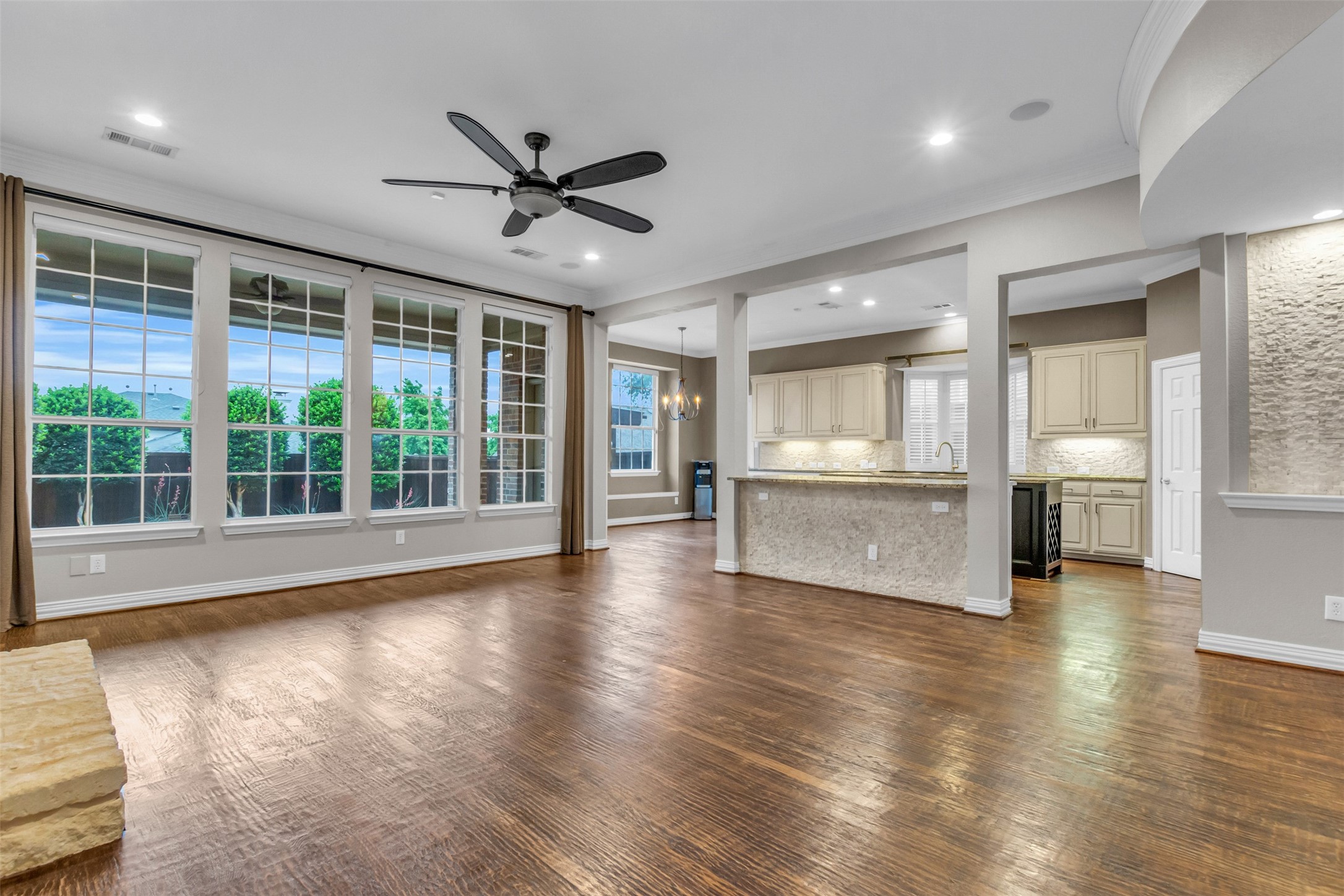 5084 Lakehill Boulevard