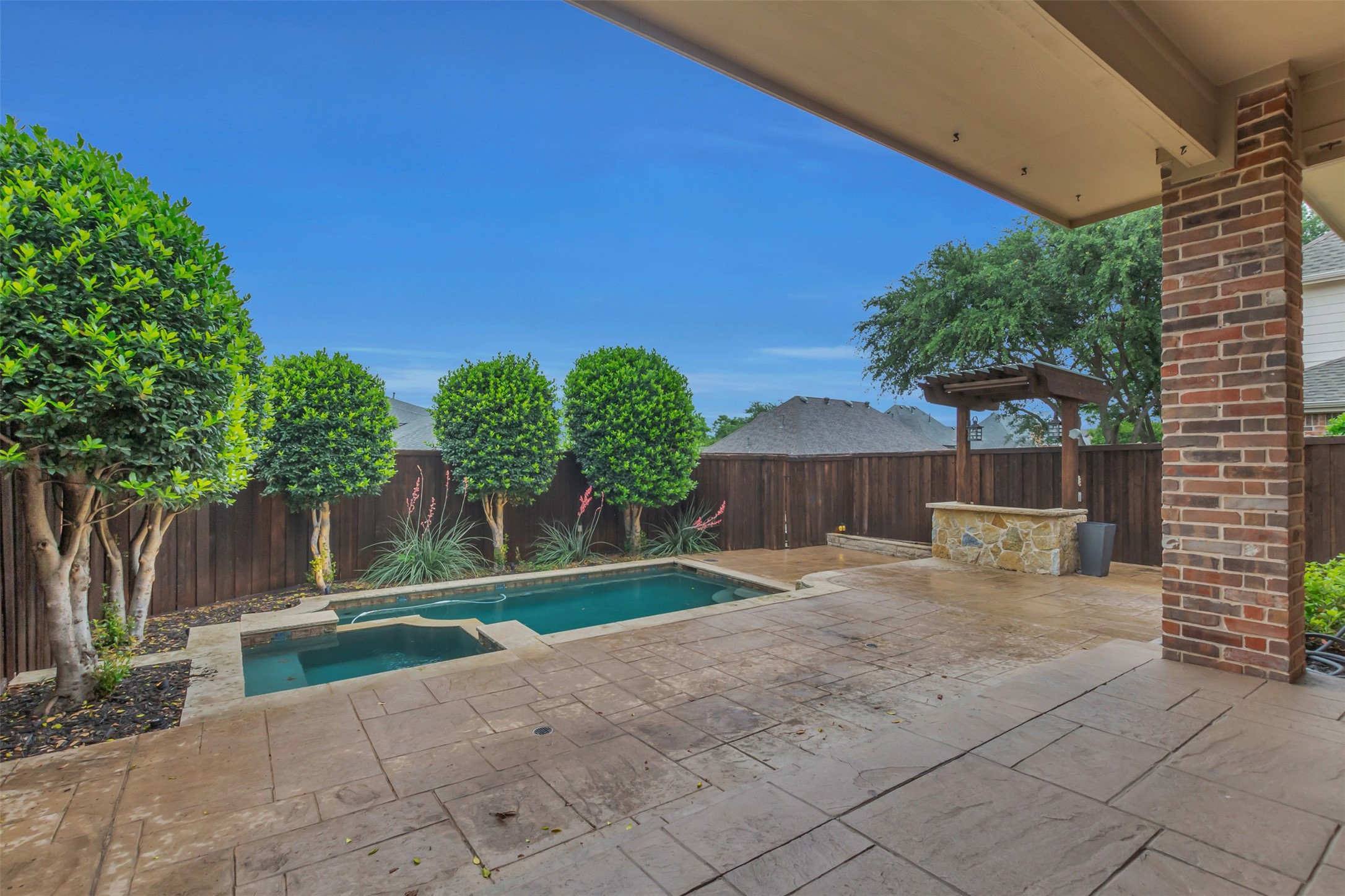 5084 Lakehill Boulevard