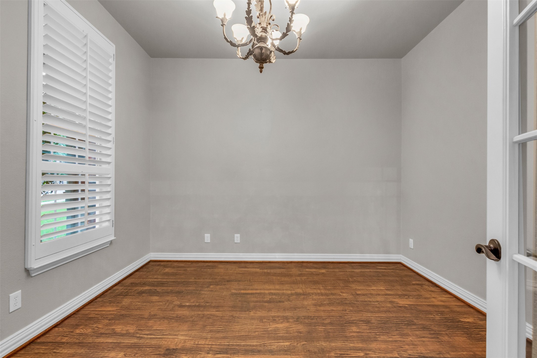 5084 Lakehill Boulevard