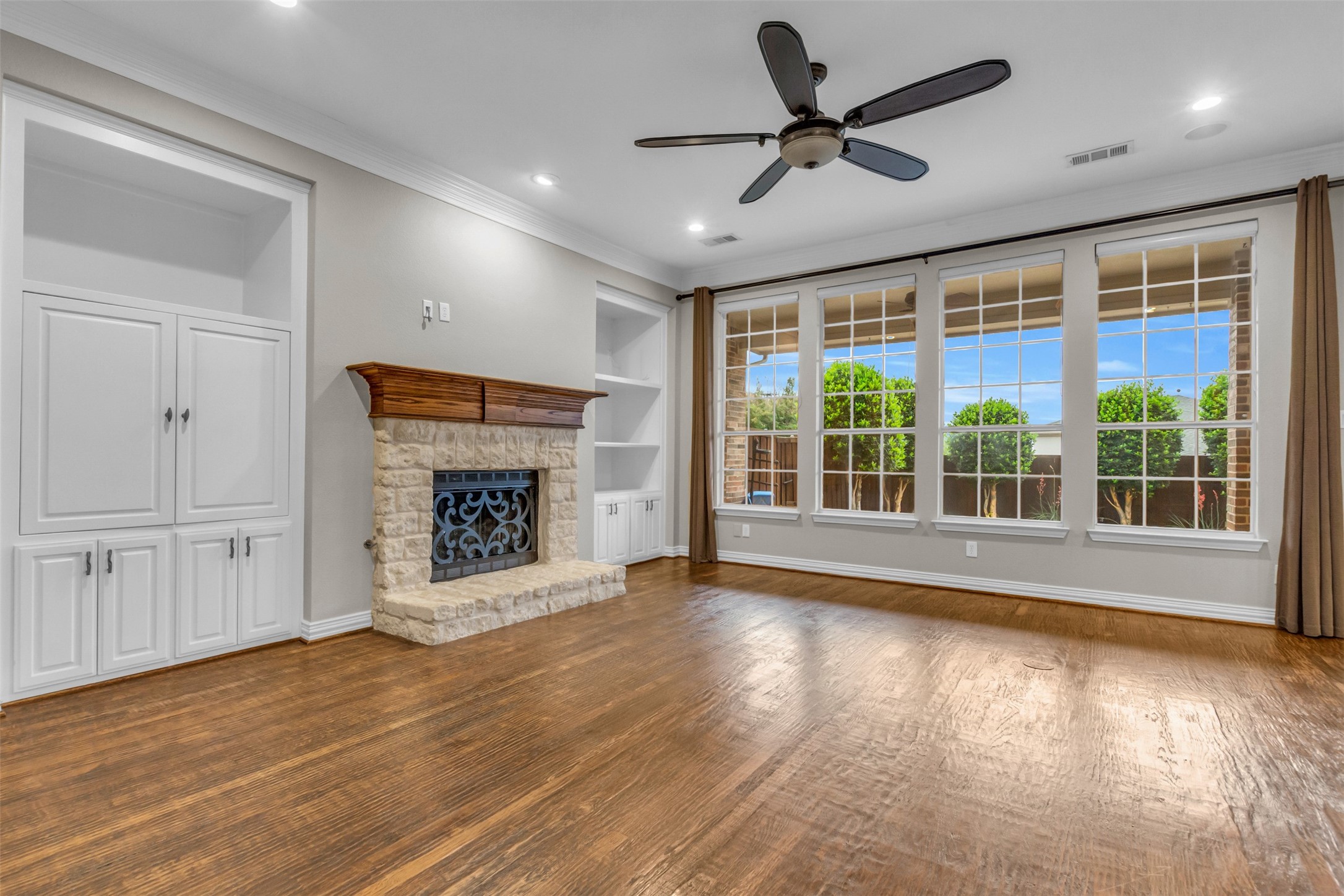 5084 Lakehill Boulevard