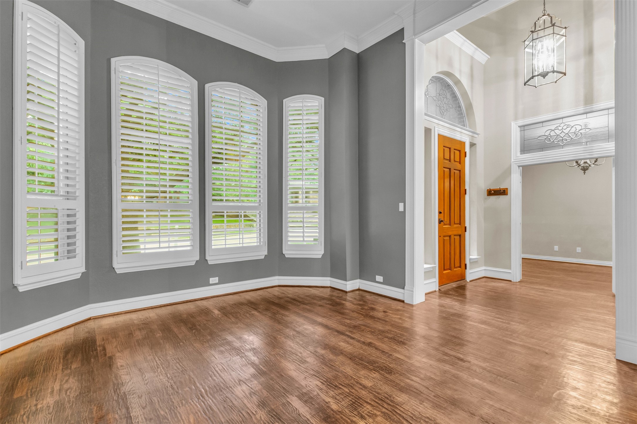 5084 Lakehill Boulevard