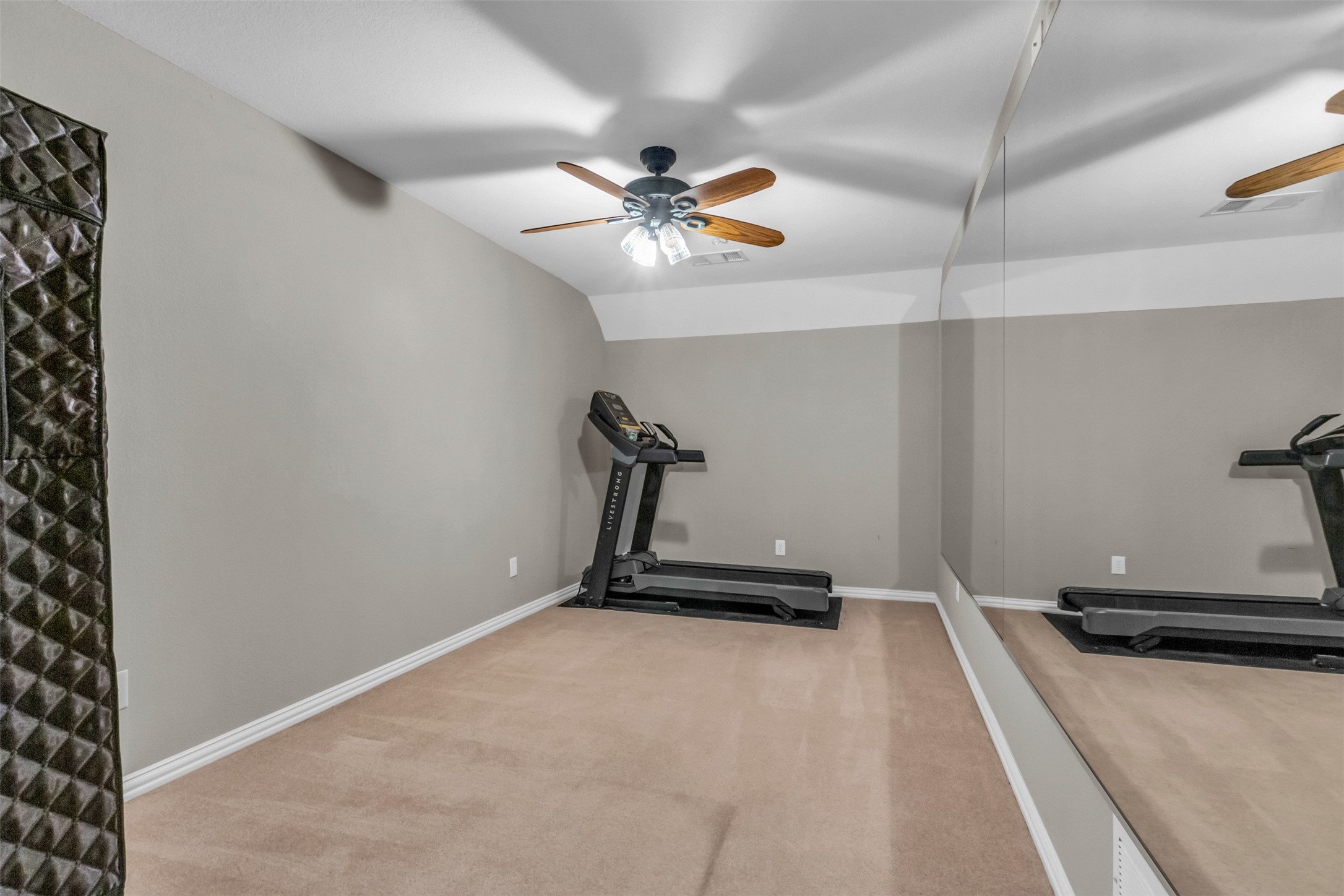 5084 Lakehill Boulevard