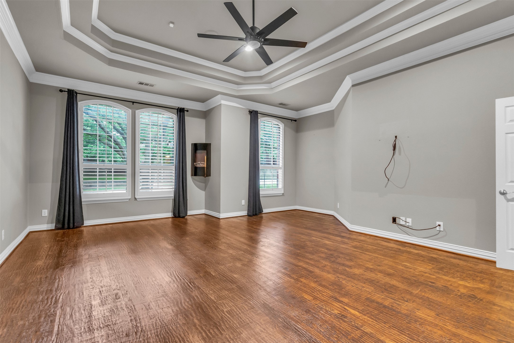 5084 Lakehill Boulevard