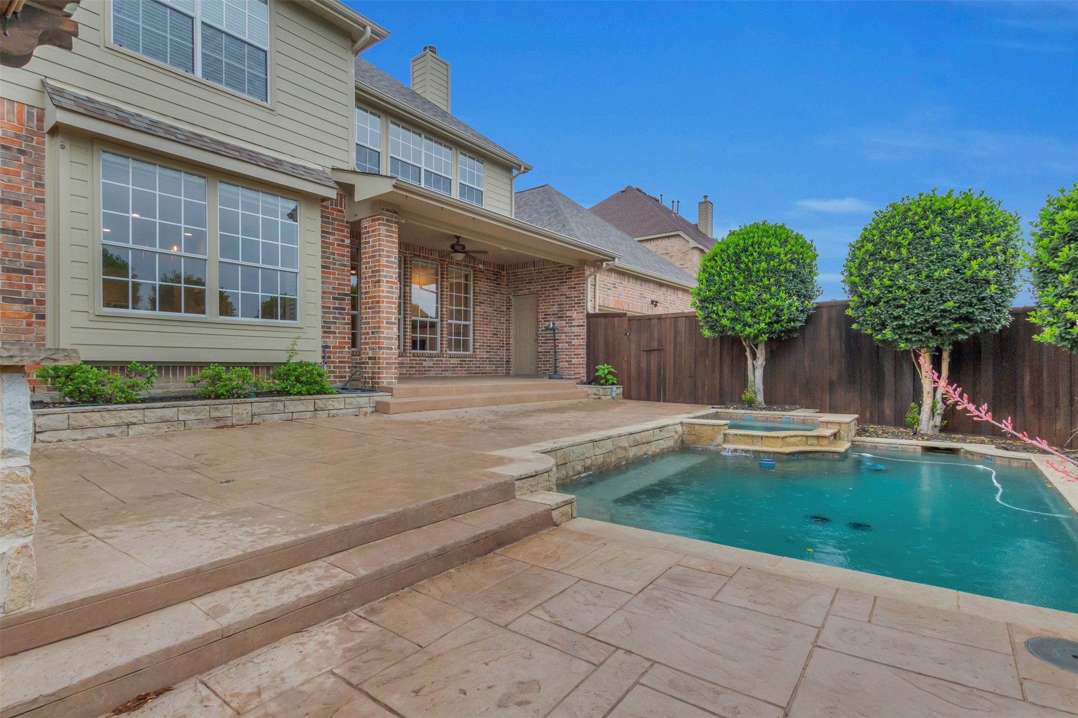 5084 Lakehill Boulevard