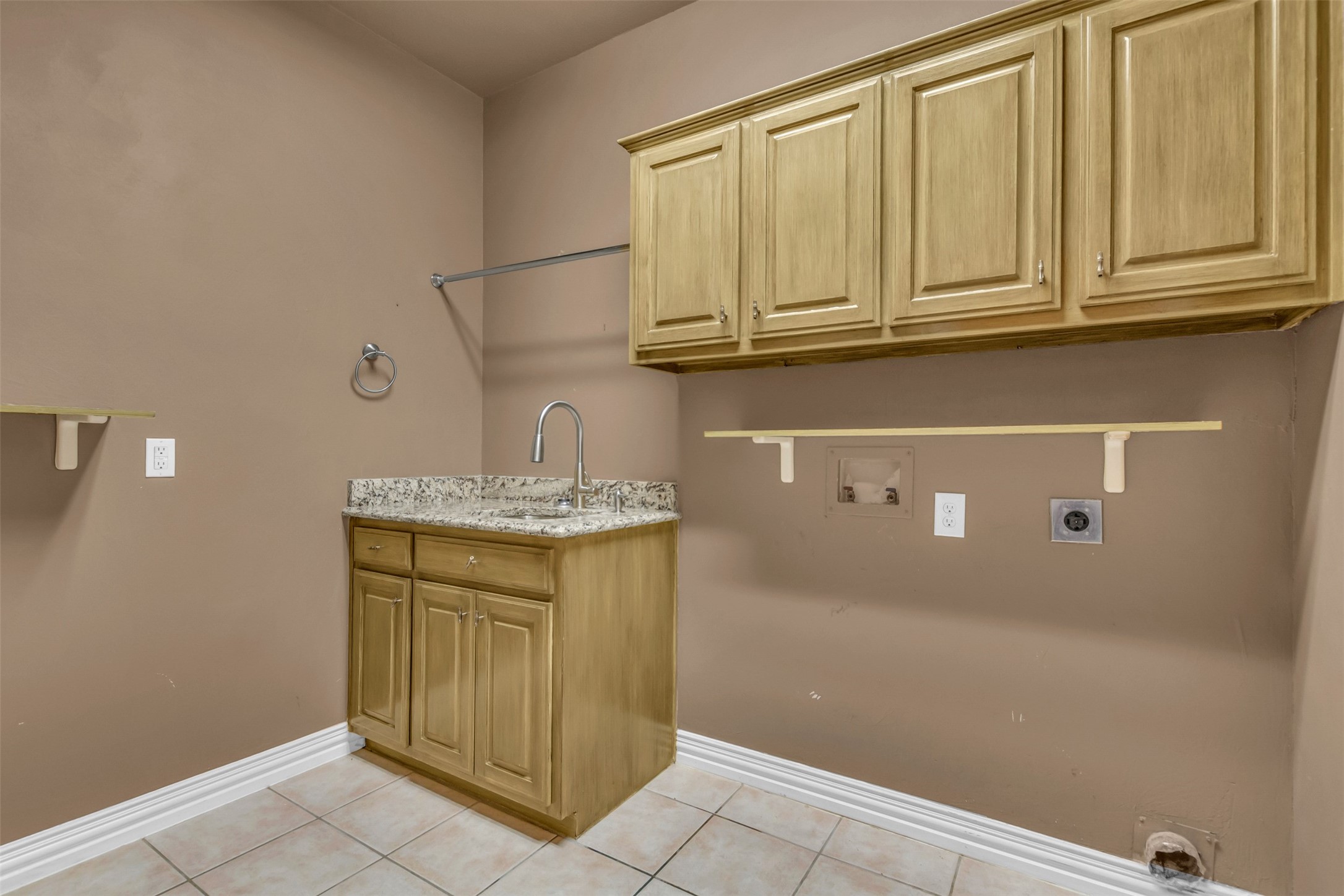 5084 Lakehill Boulevard