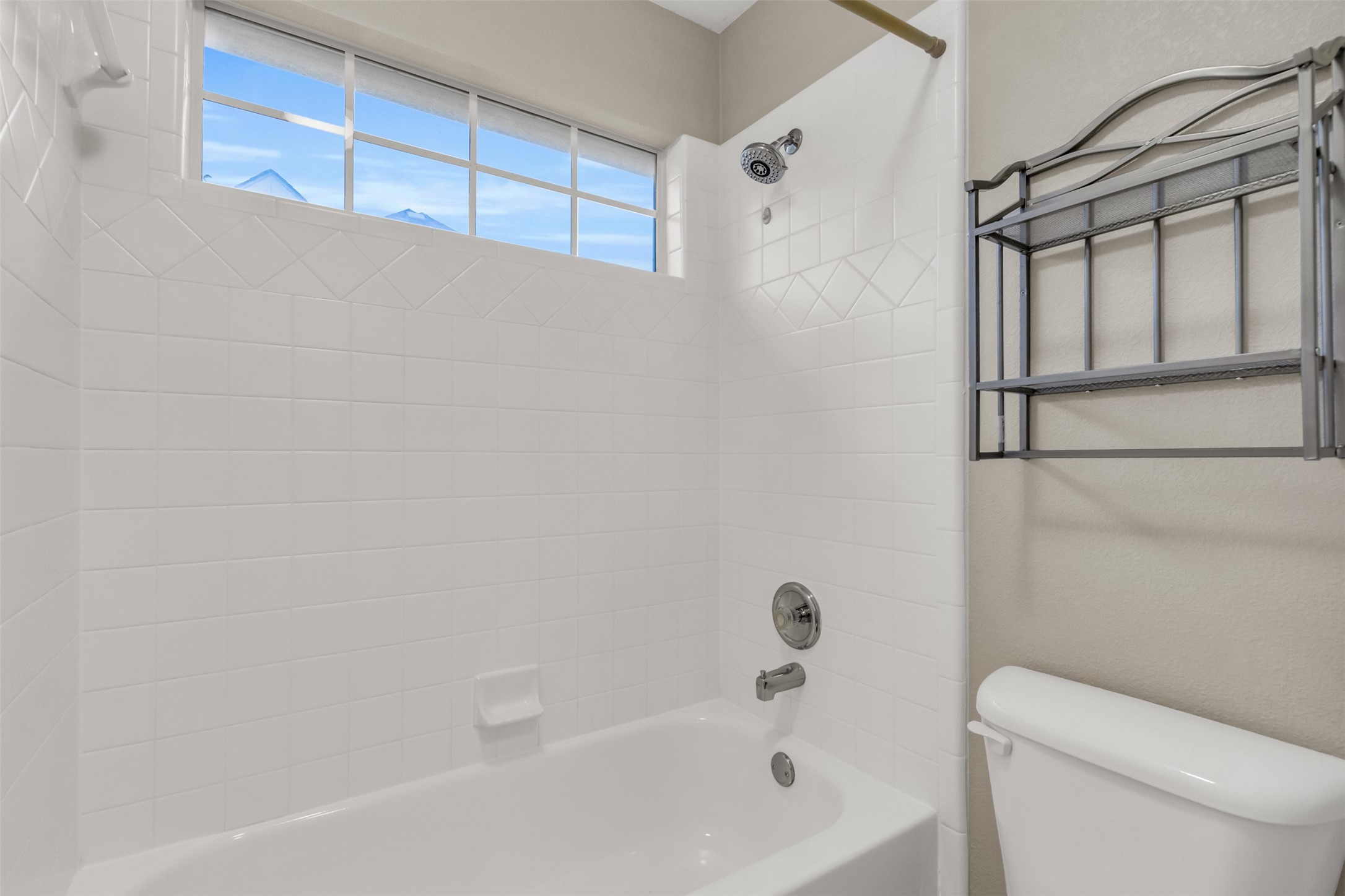 5084 Lakehill Boulevard