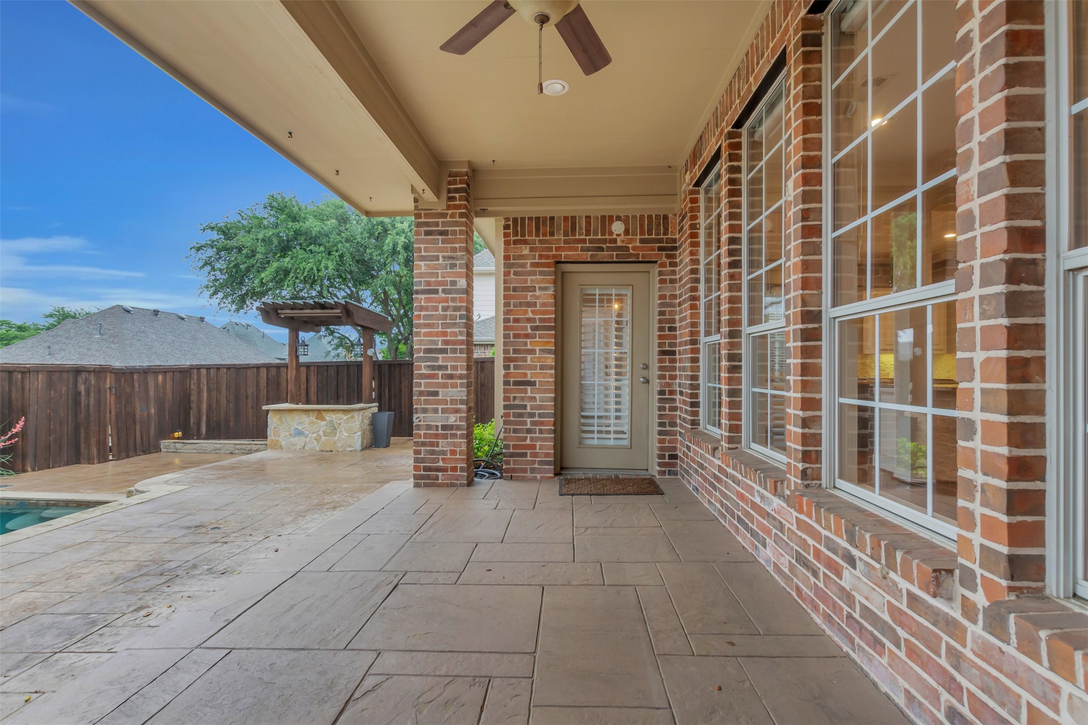 5084 Lakehill Boulevard