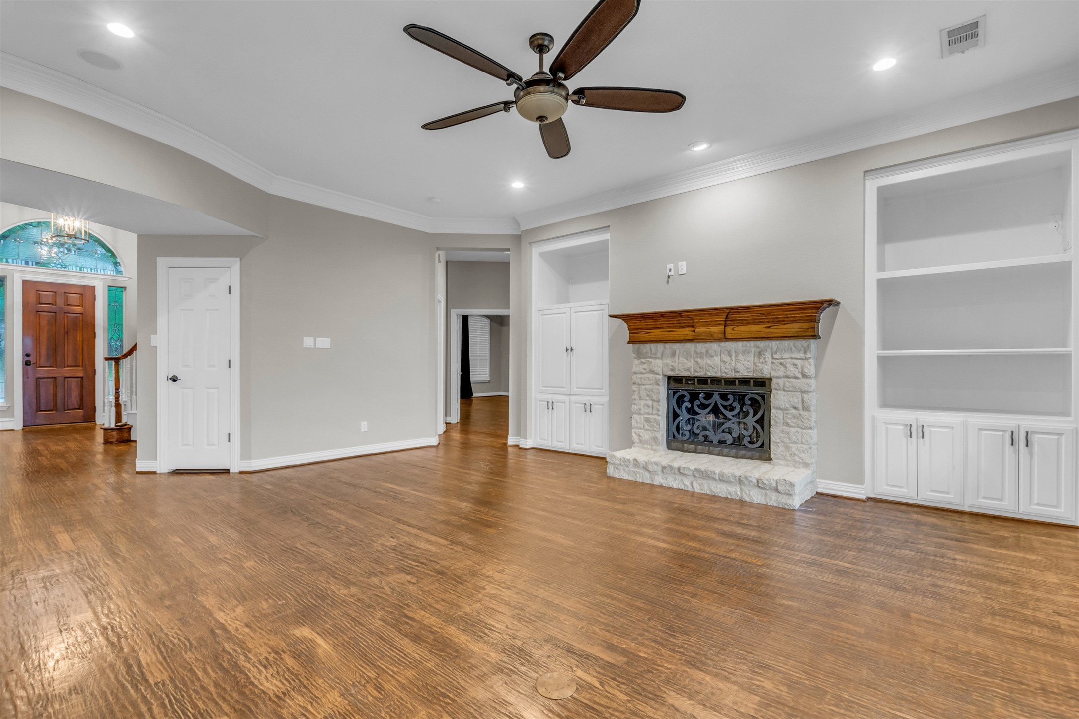 5084 Lakehill Boulevard