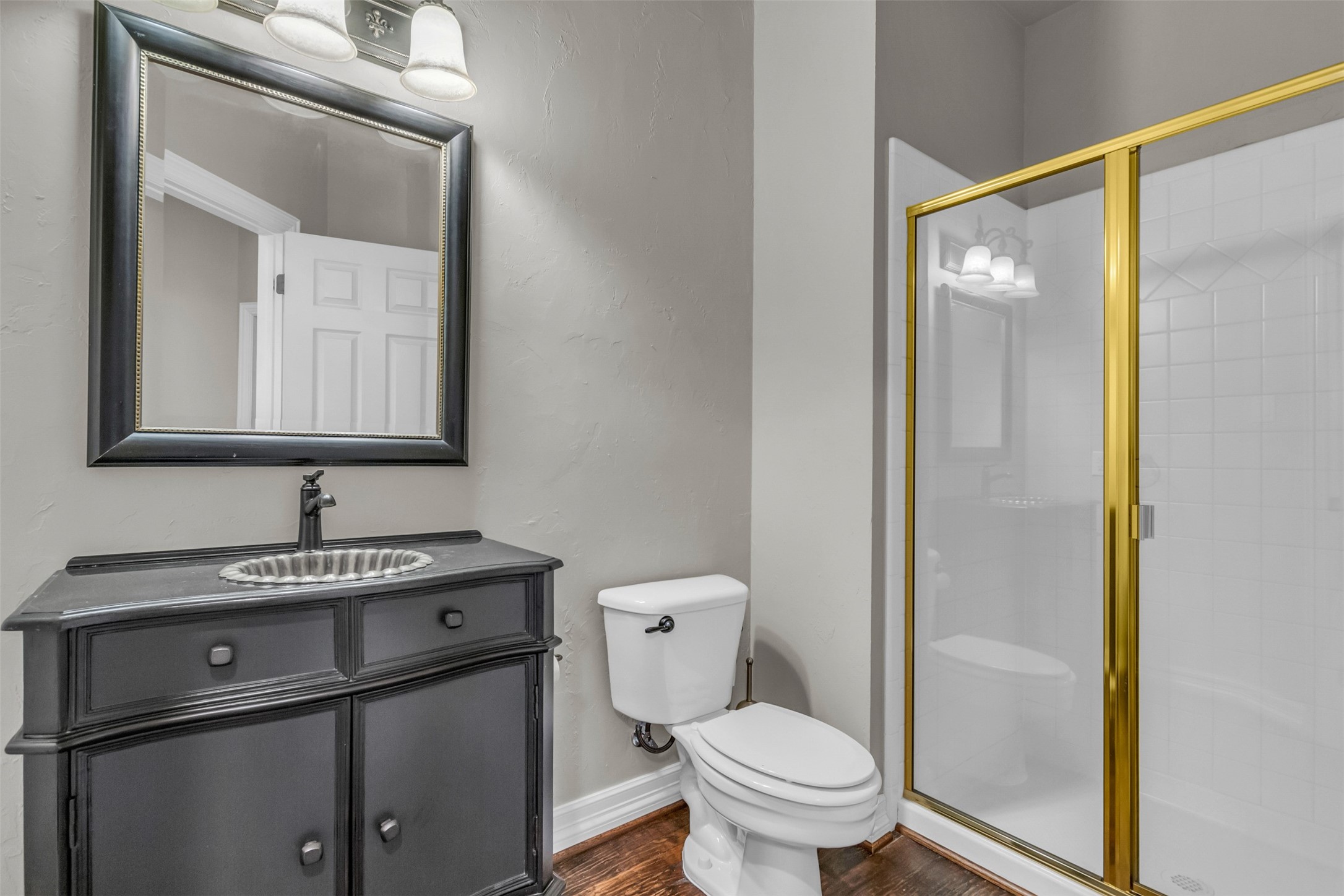 5084 Lakehill Boulevard