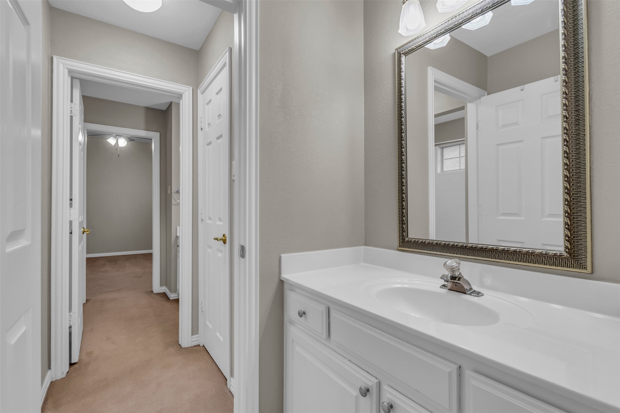 5084 Lakehill Boulevard