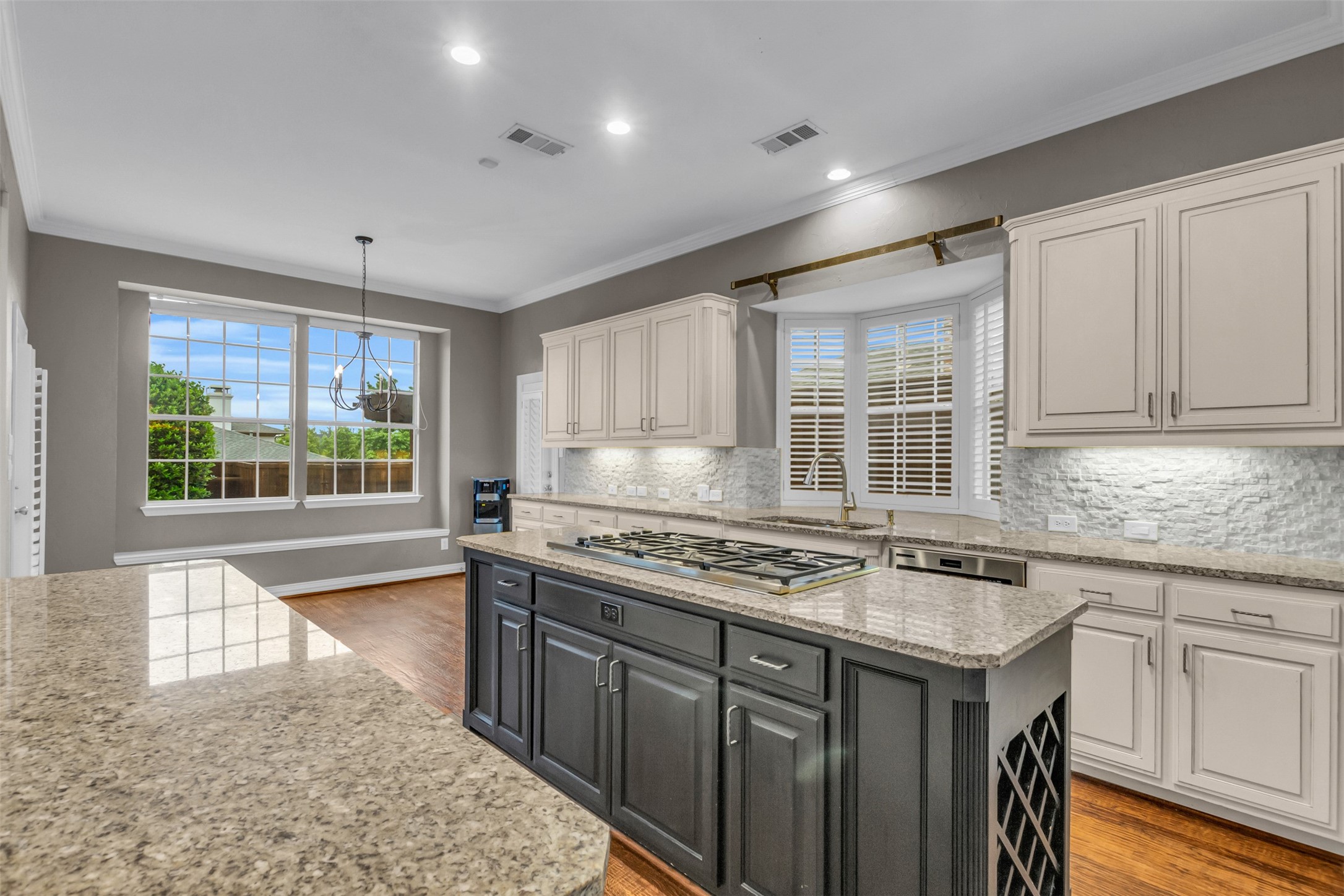 5084 Lakehill Boulevard