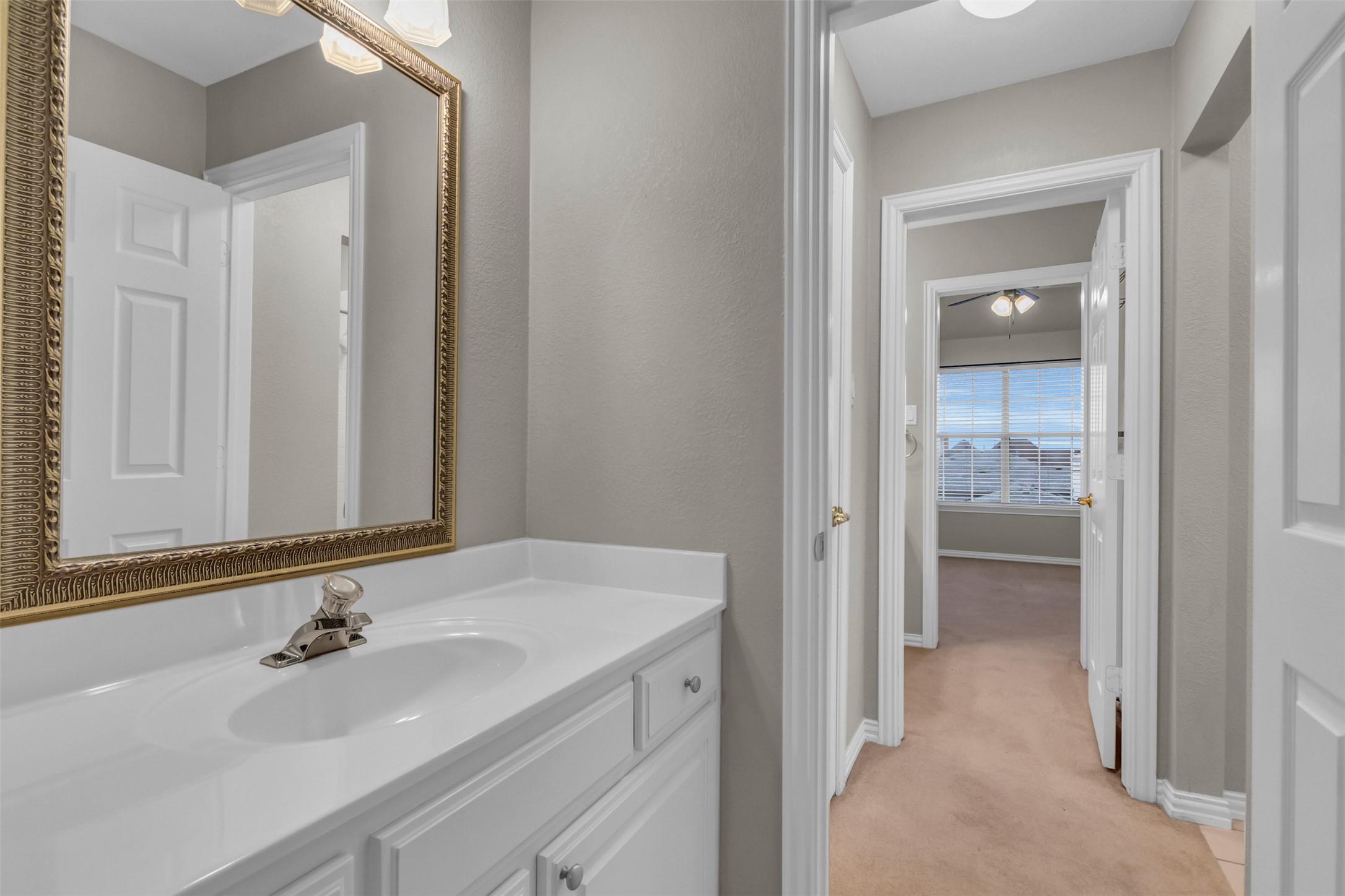 5084 Lakehill Boulevard