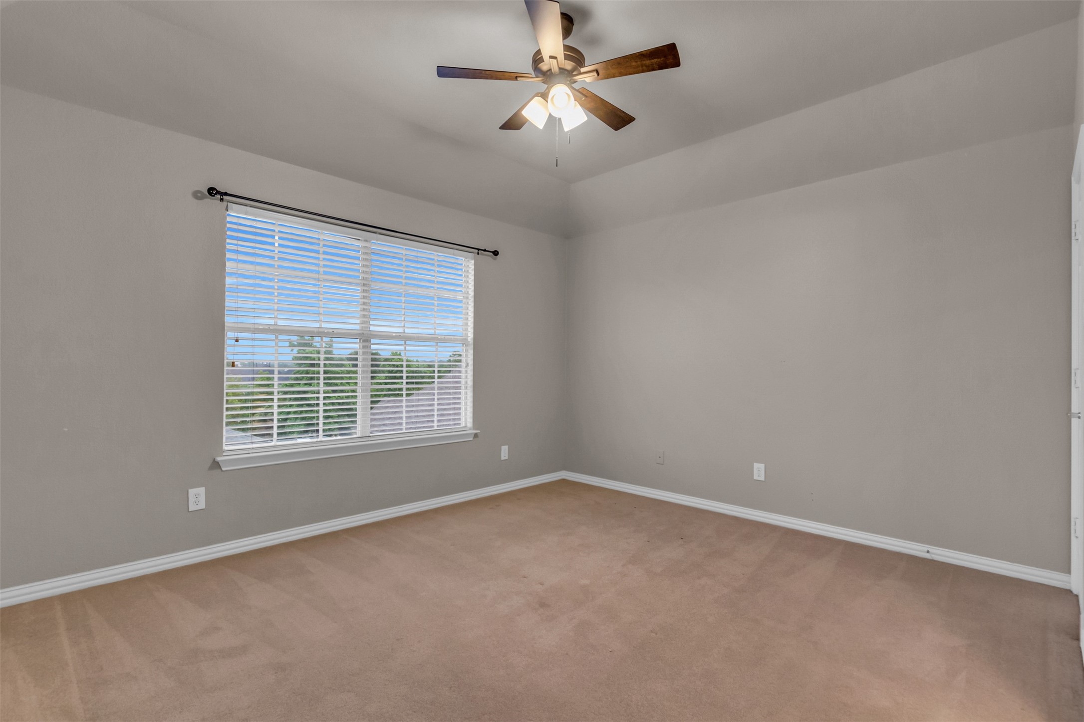 5084 Lakehill Boulevard