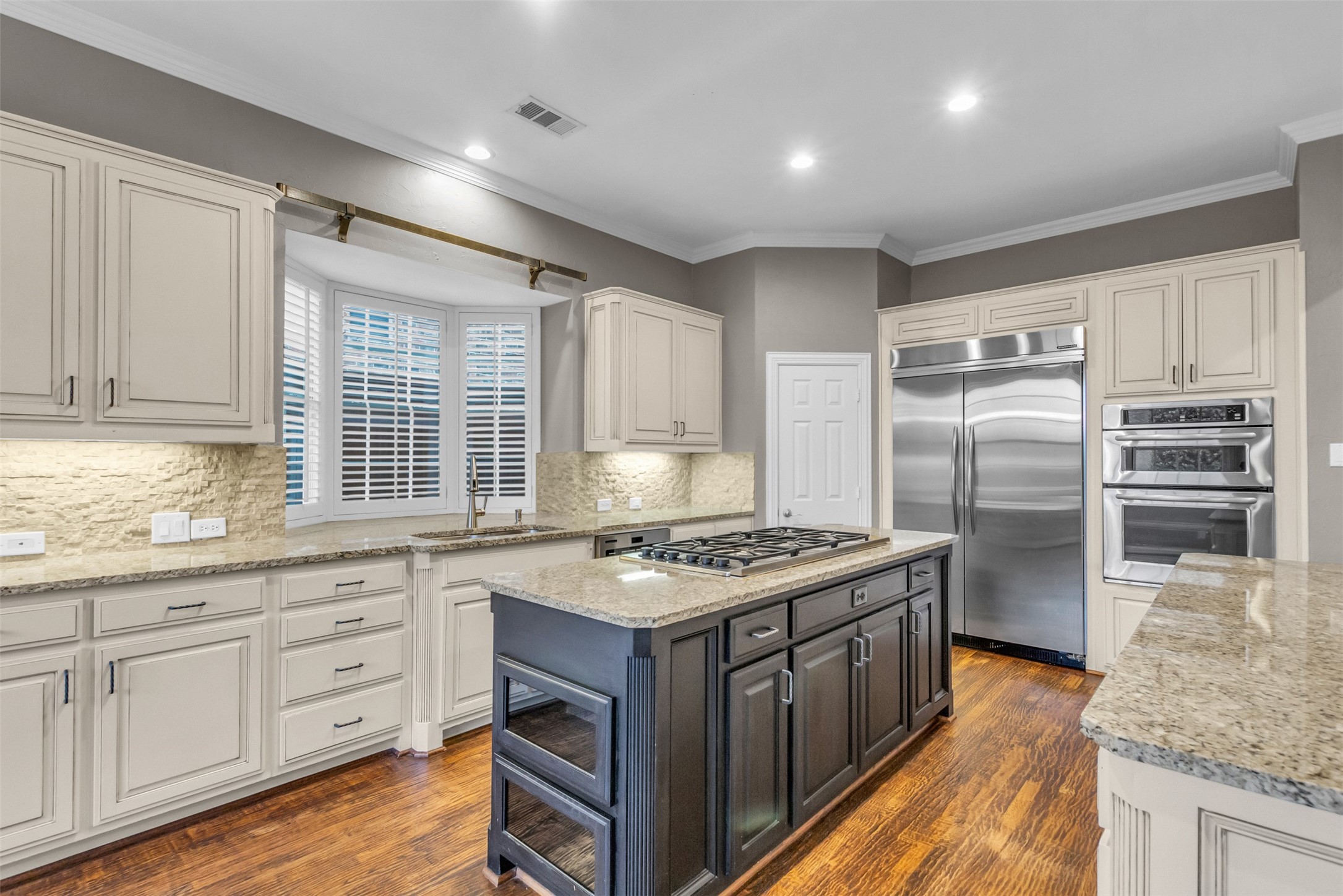 5084 Lakehill Boulevard