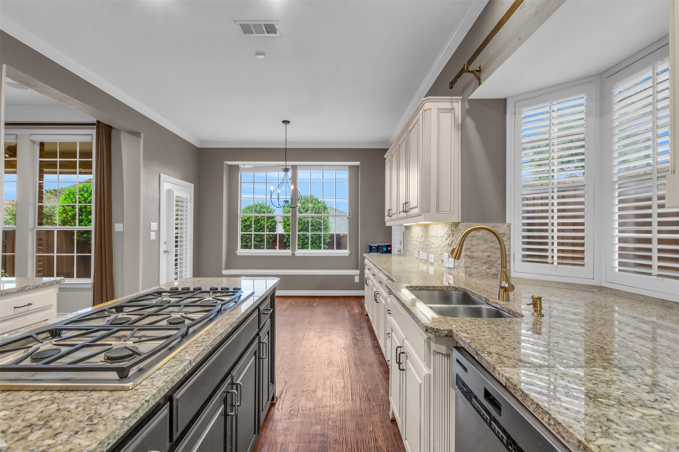 5084 Lakehill Boulevard