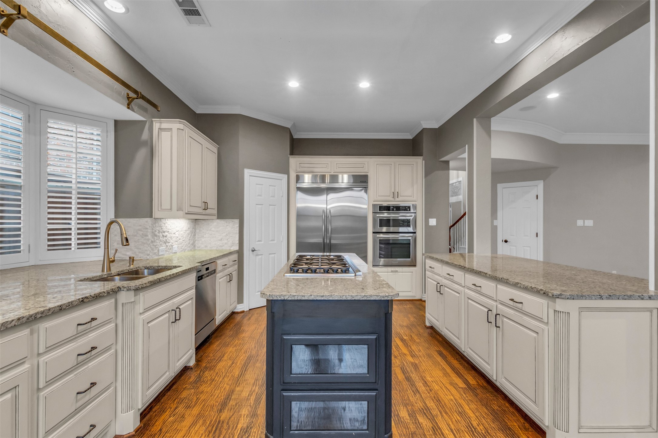 5084 Lakehill Boulevard