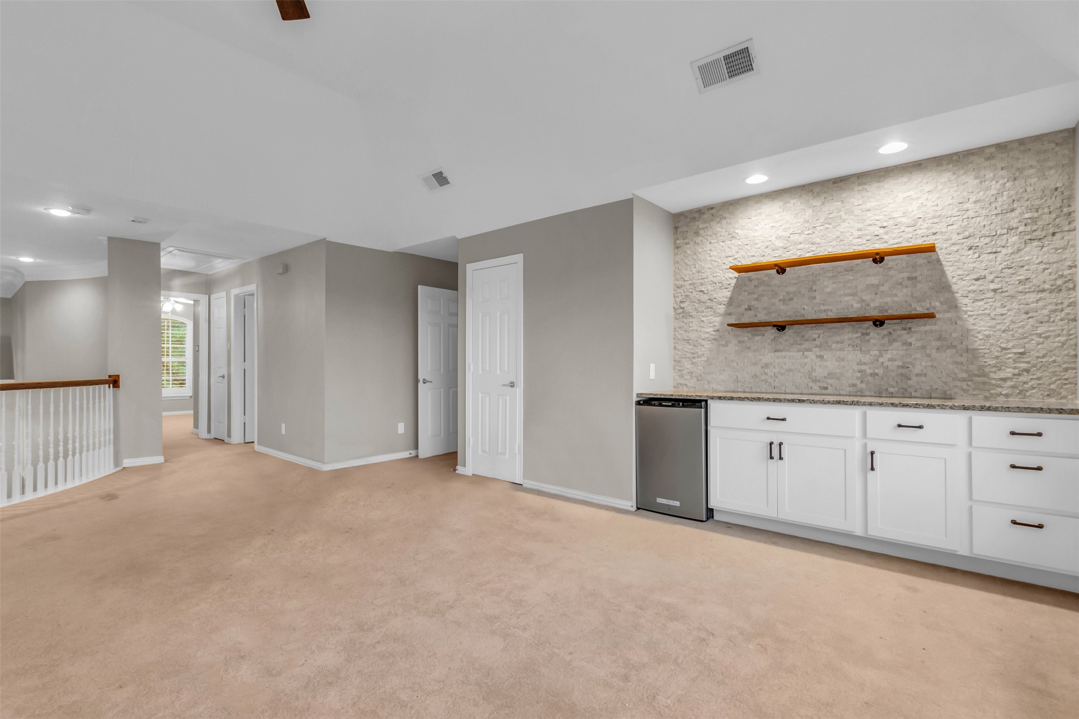 5084 Lakehill Boulevard