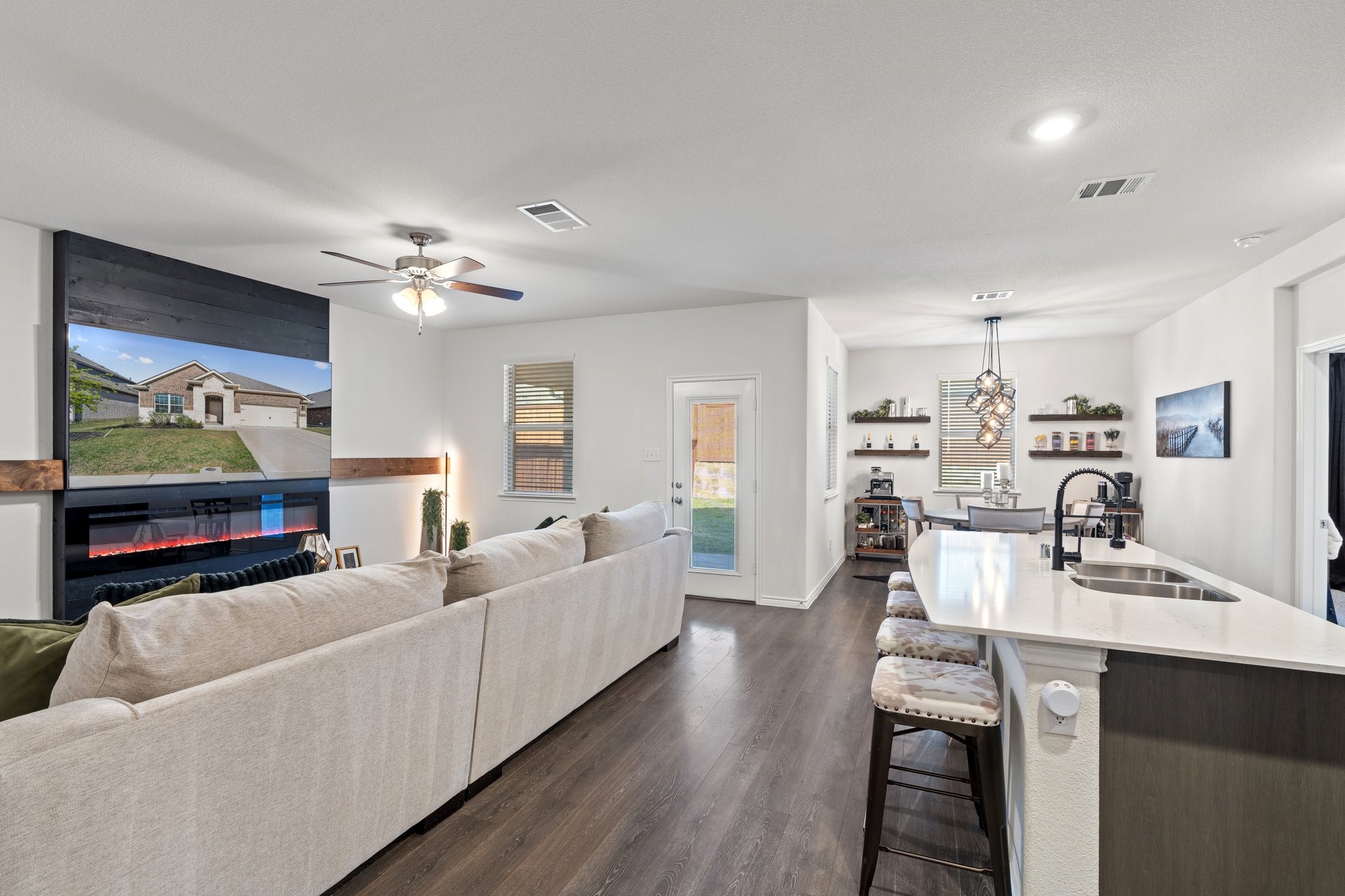 3312 Macaw Road