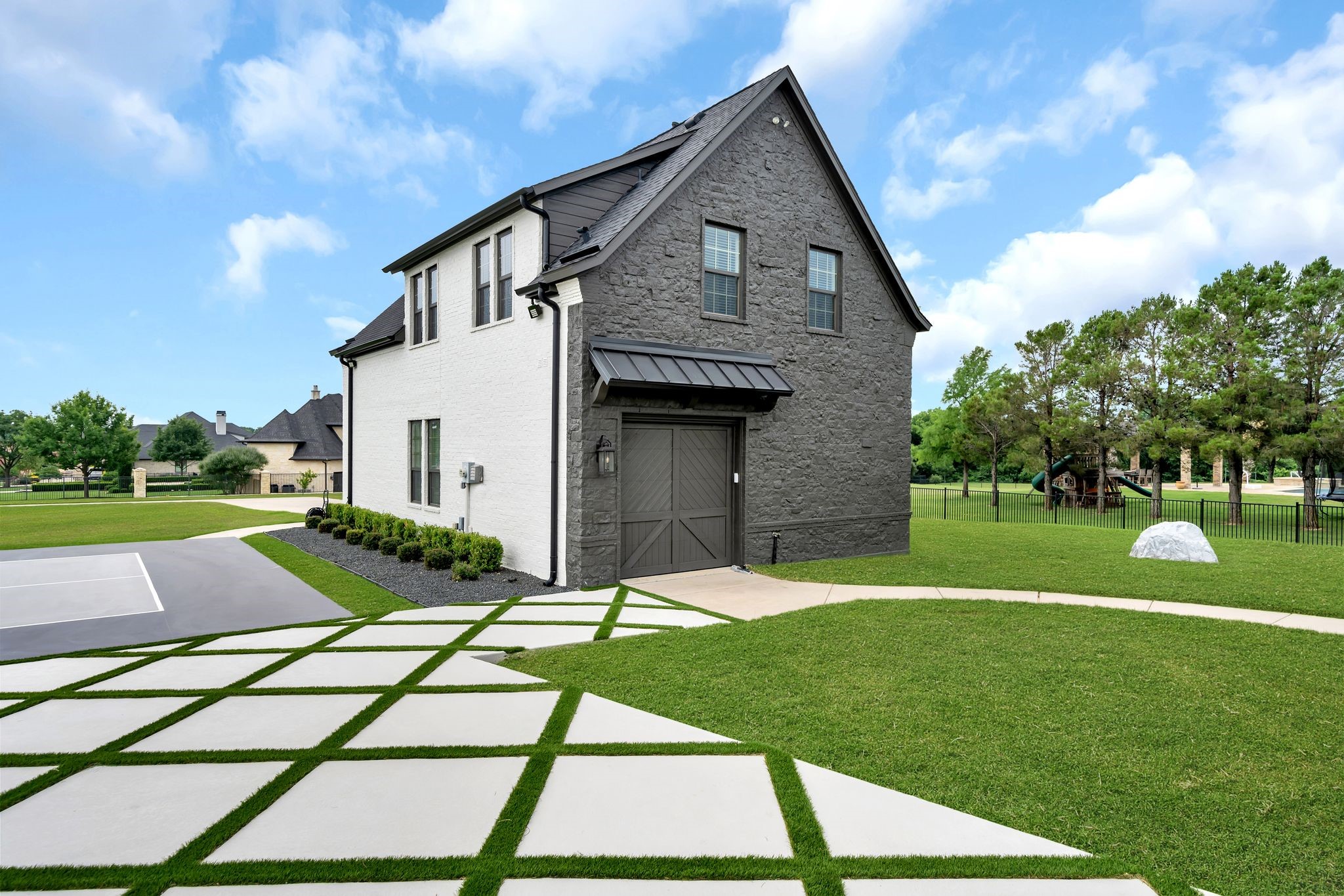 2600 Lakeview Court