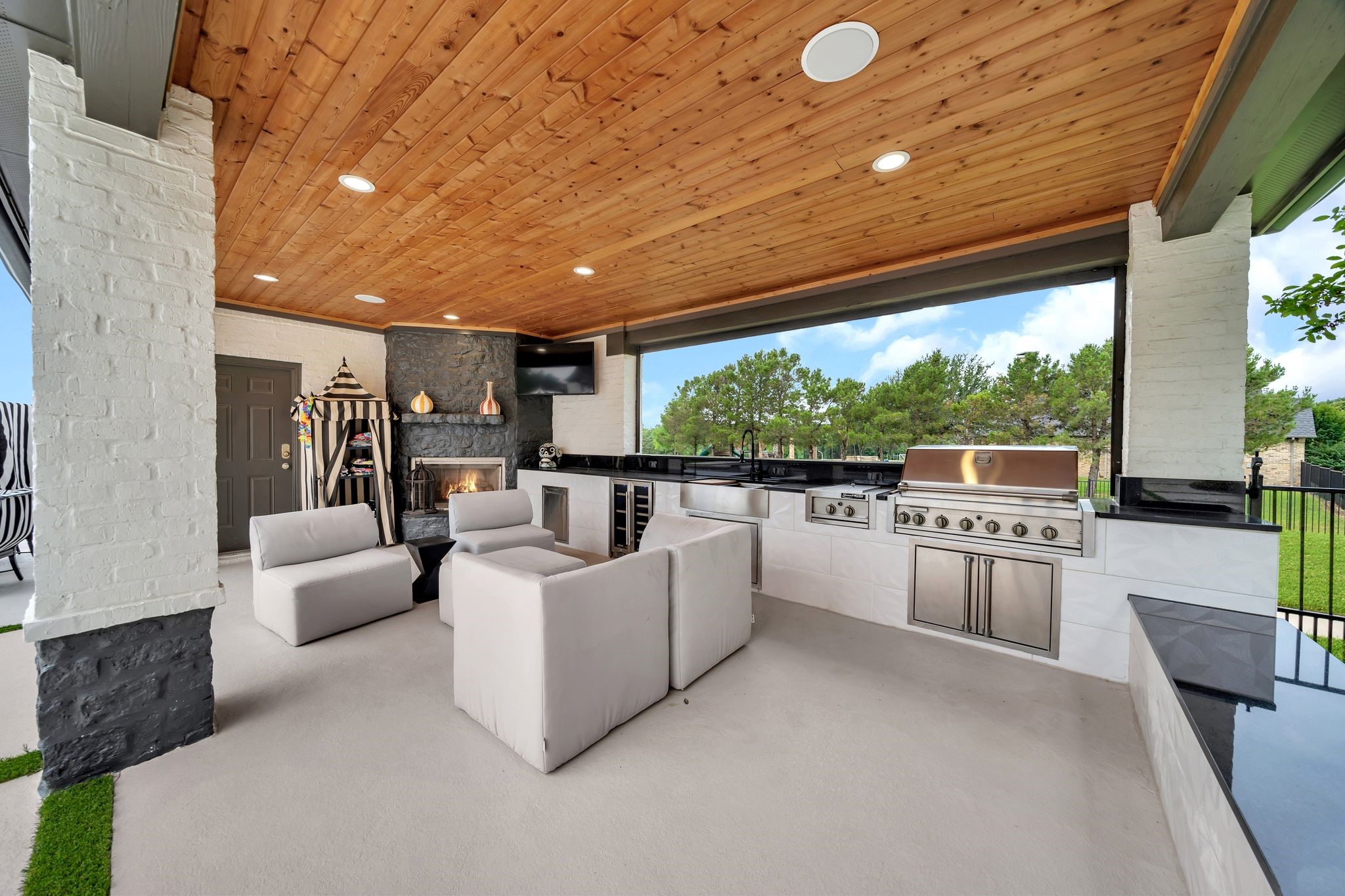 2600 Lakeview Court