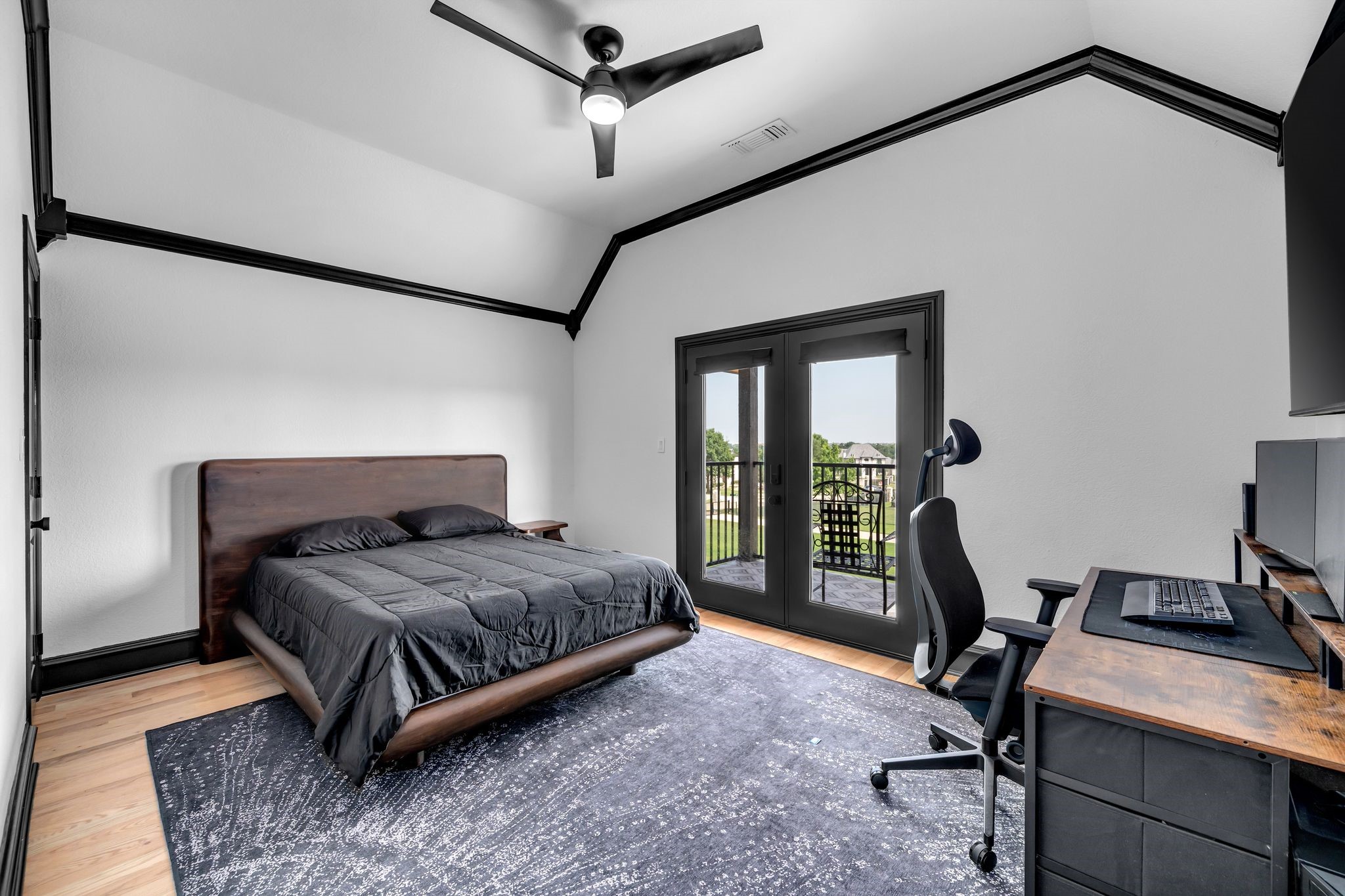 2600 Lakeview Court