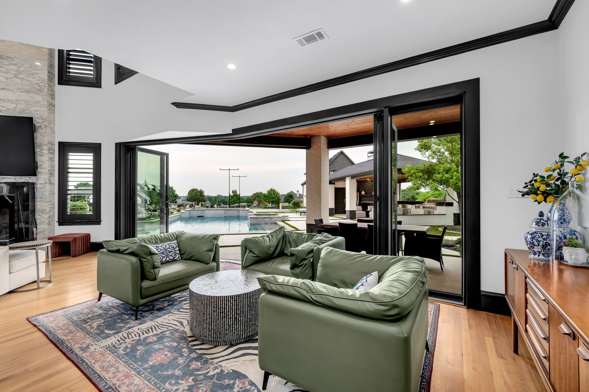 2600 Lakeview Court