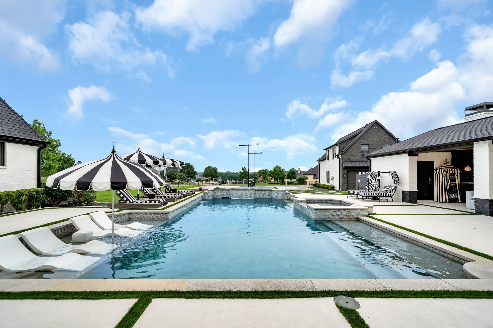2600 Lakeview Court