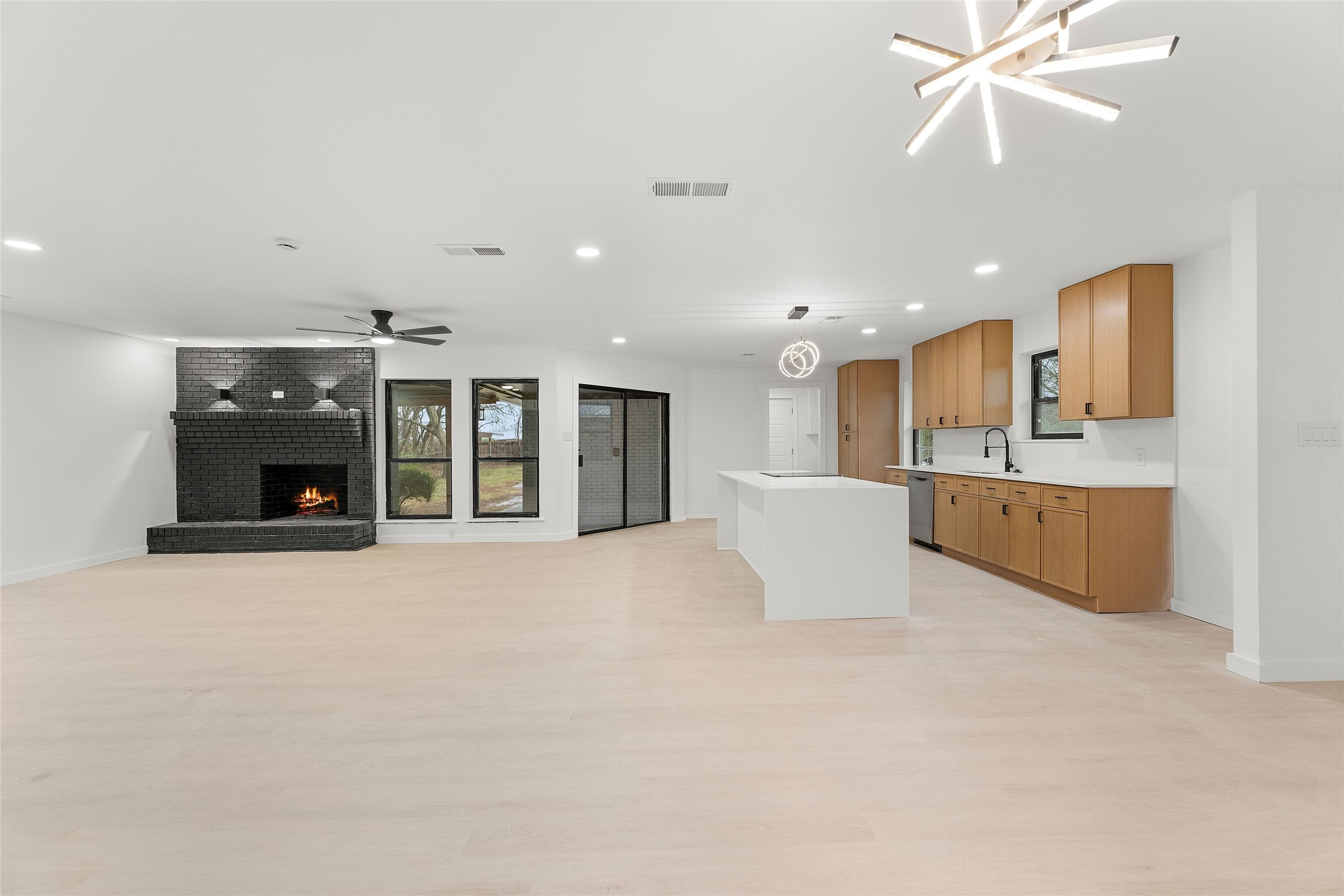 328 E Pleasant Road