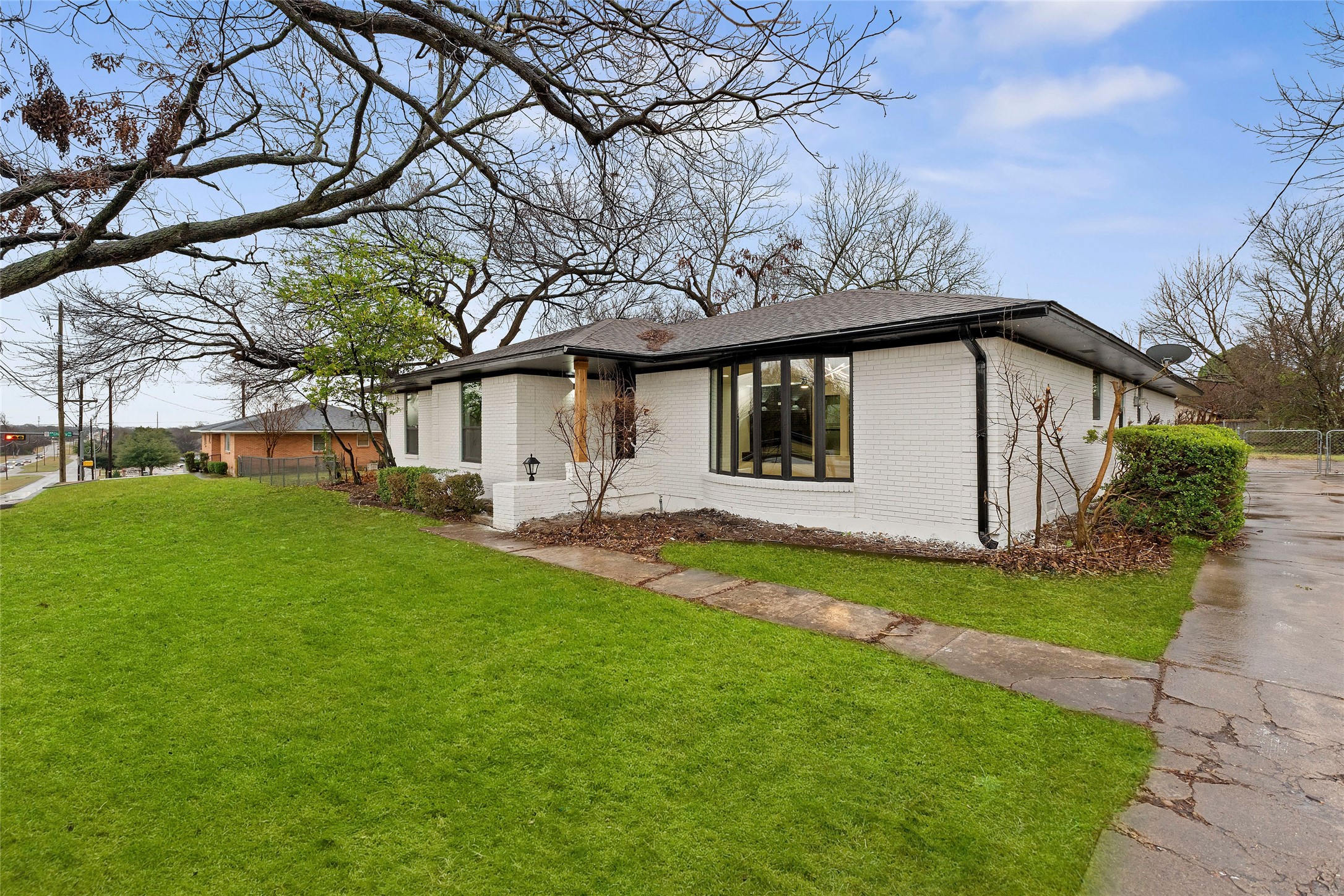 328 E Pleasant Road