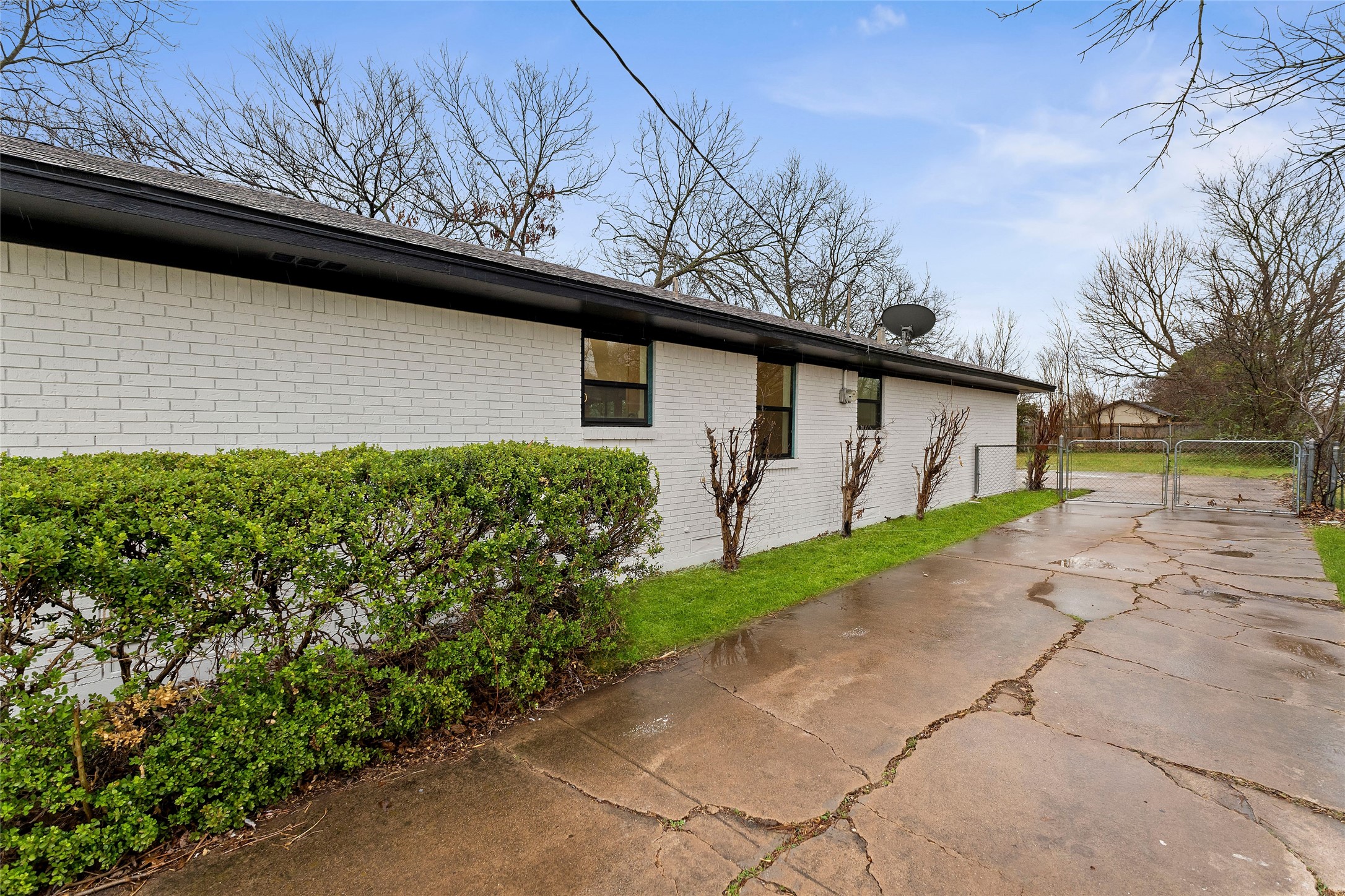 328 E Pleasant Road