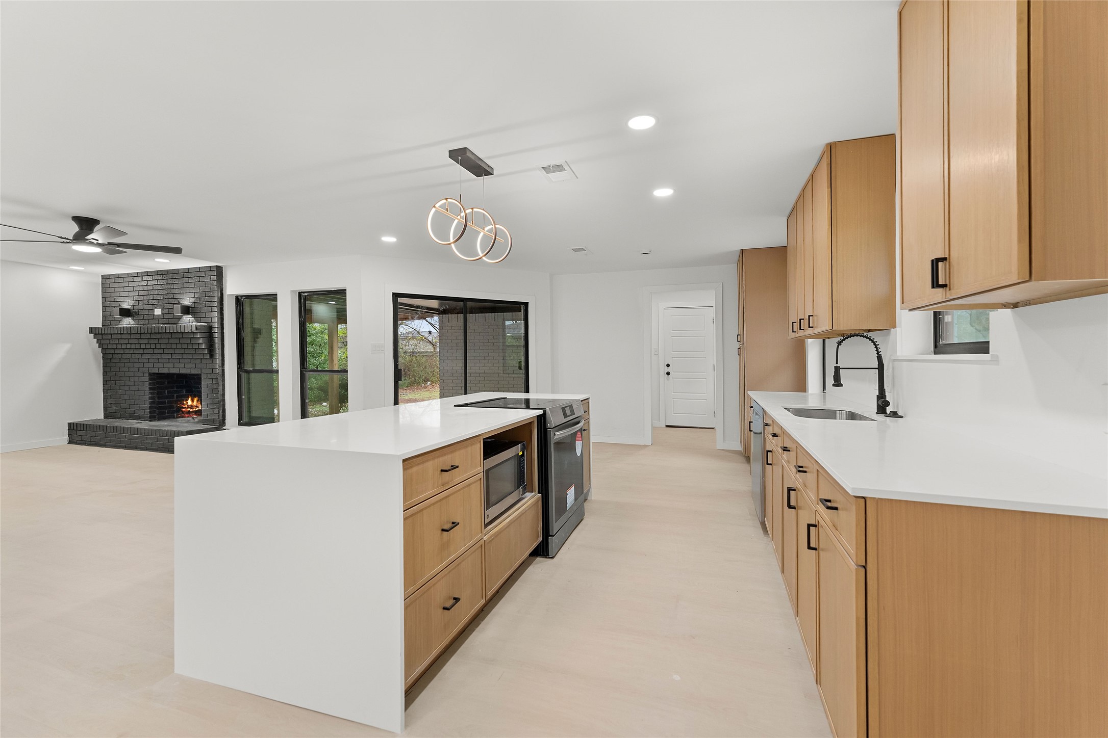 328 E Pleasant Road