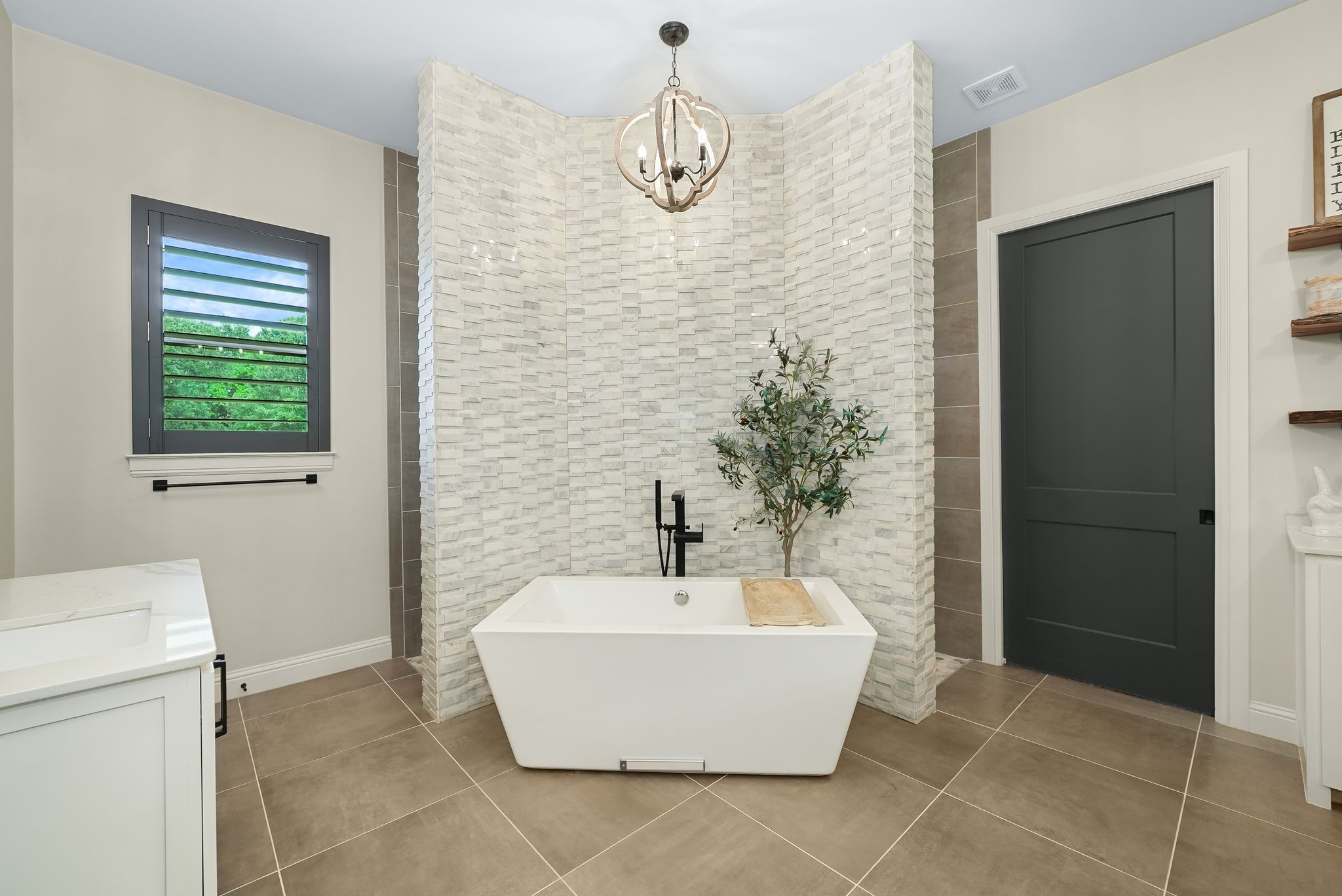 2100 Lake Crest Lane