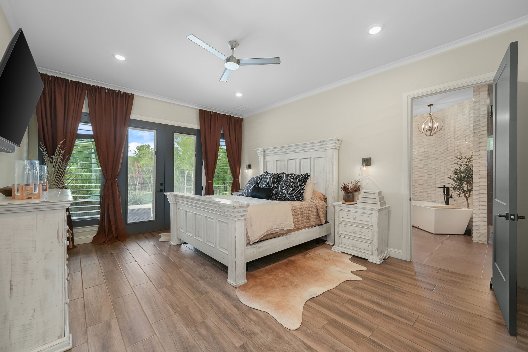 2100 Lake Crest Lane