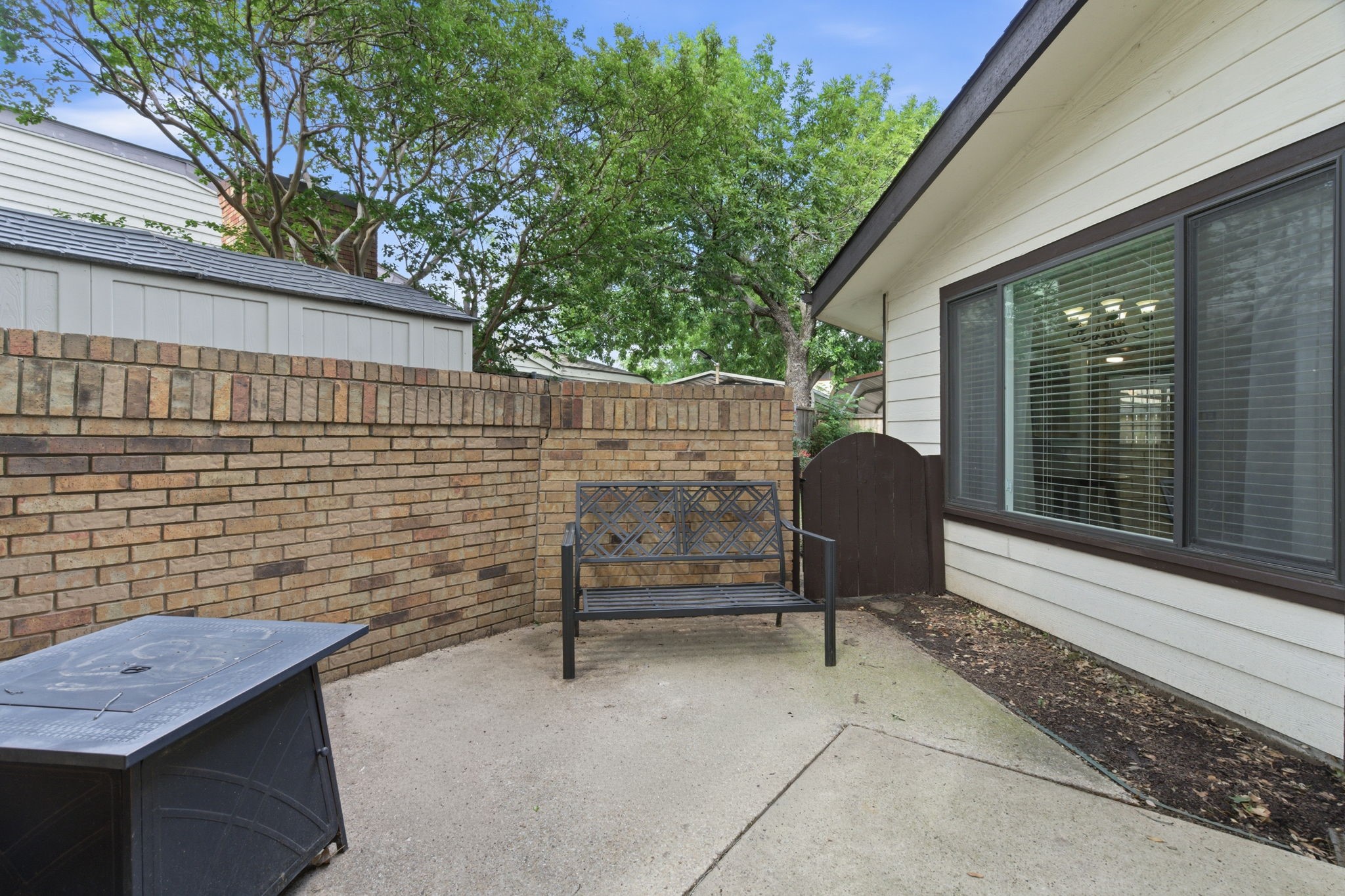 633 Hunters Glen Street
