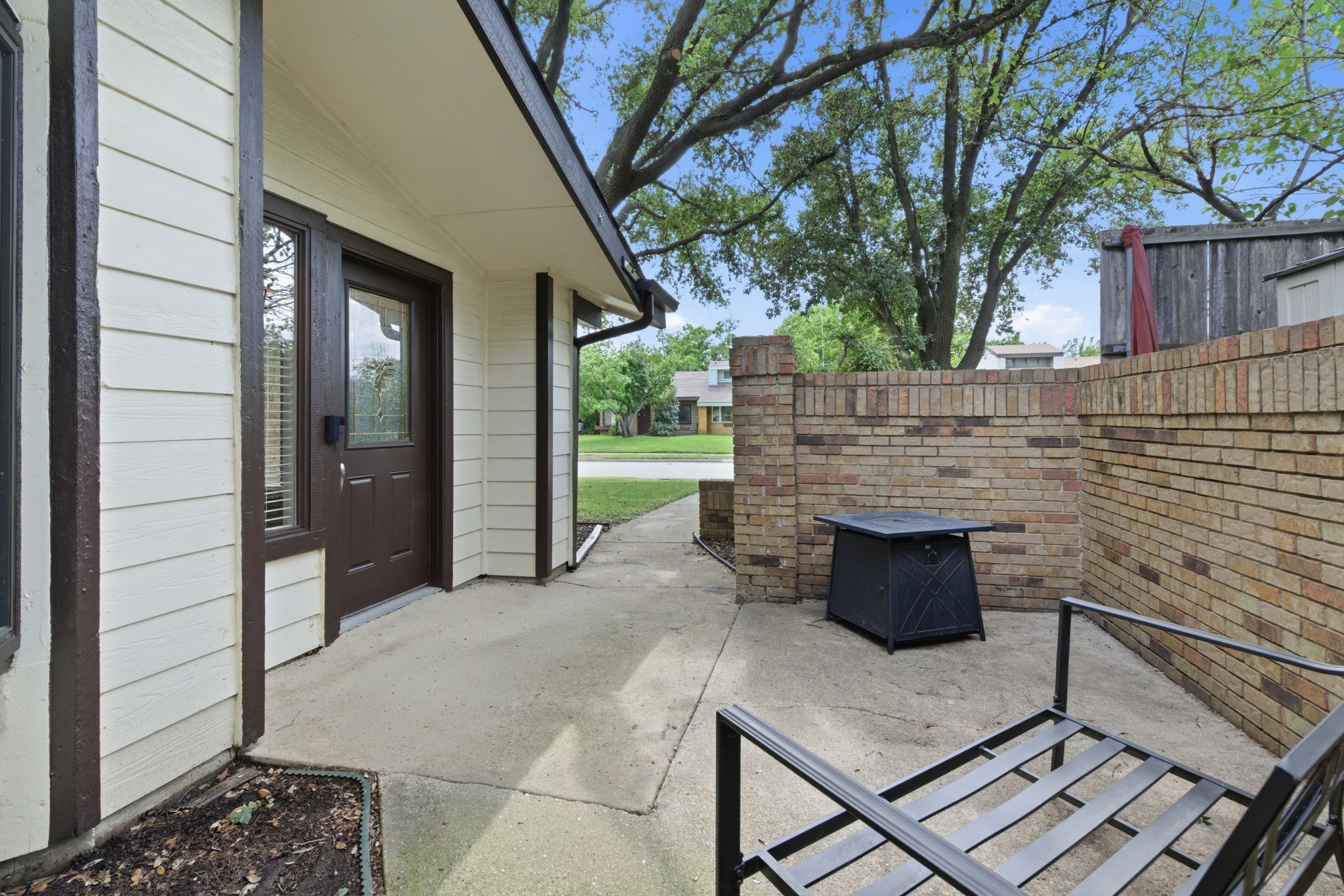 633 Hunters Glen Street