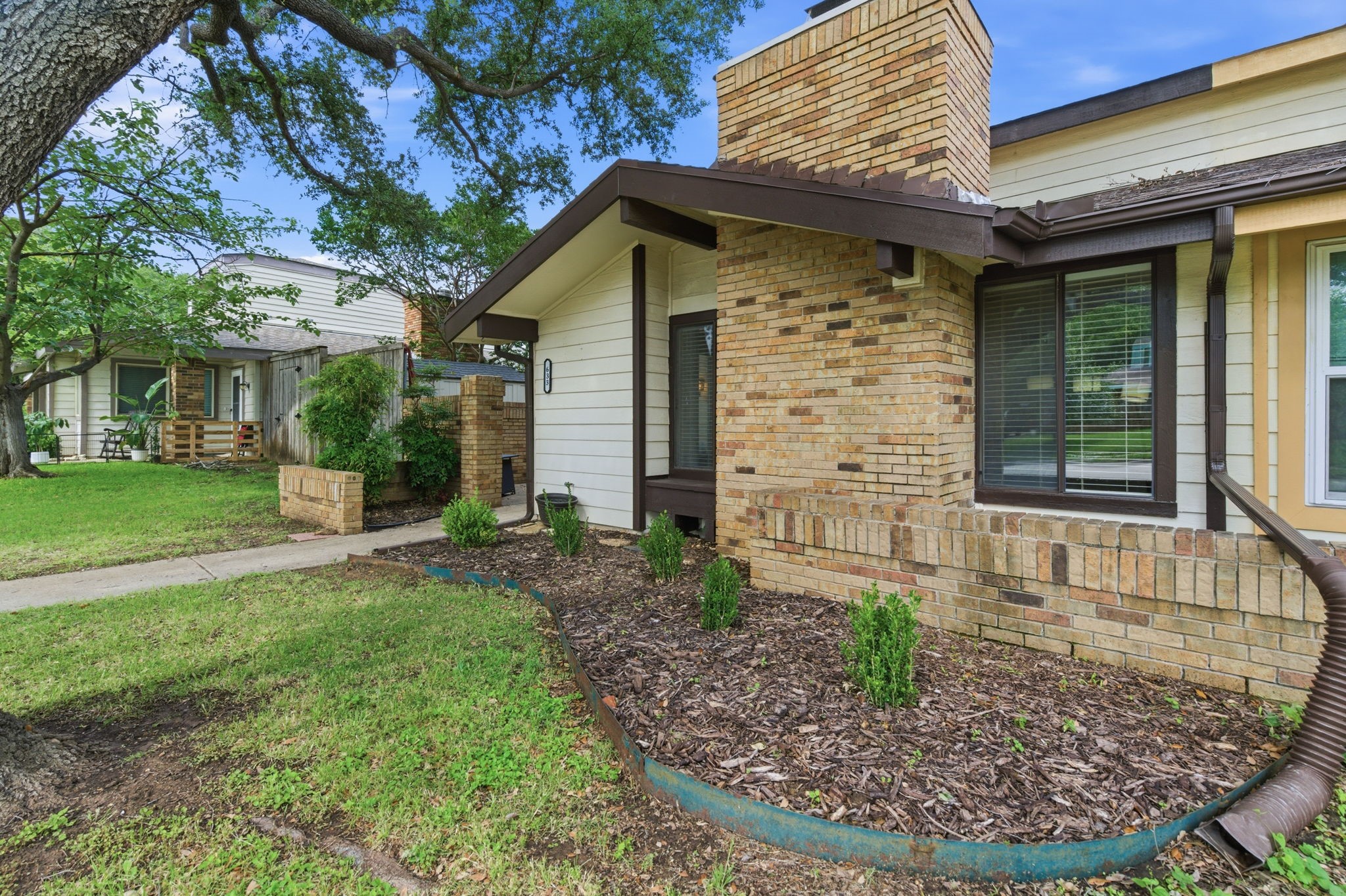 633 Hunters Glen Street