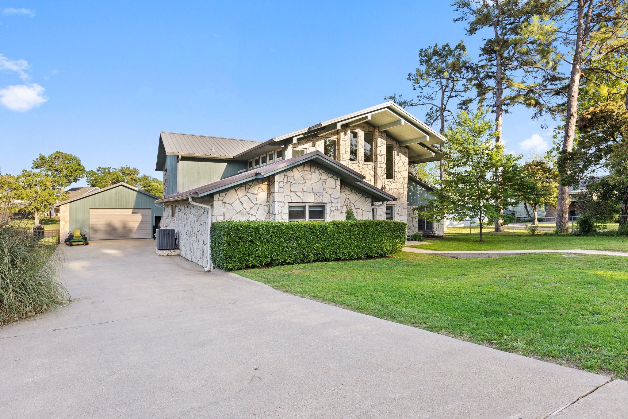 1035 Holiday Circle