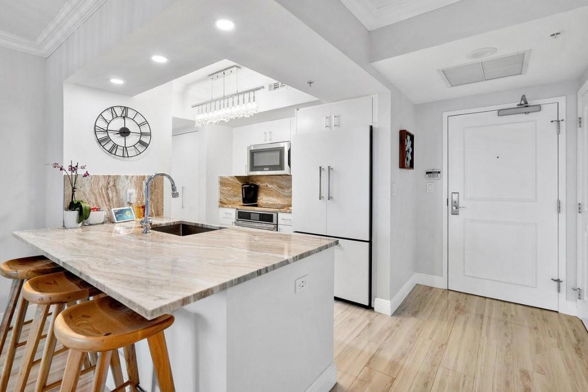 347 N New River Dr 1208