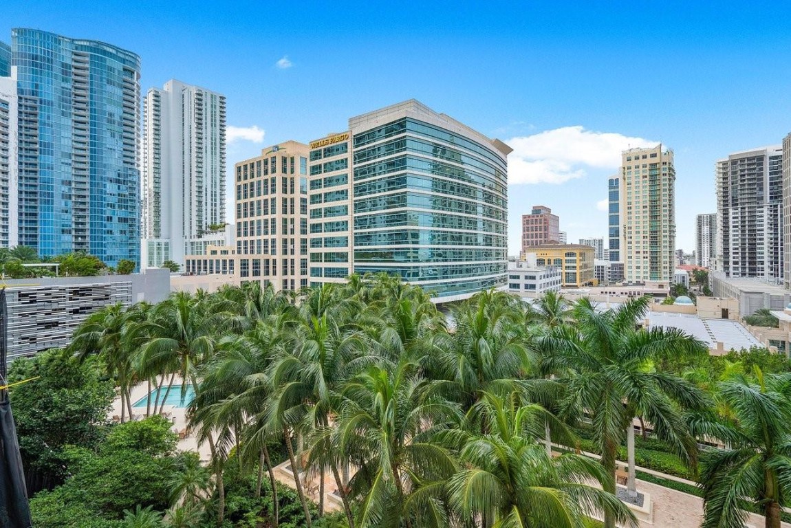 347 N New River Dr 1208