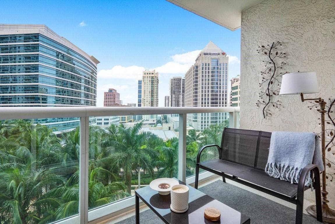 347 N New River Dr 1208