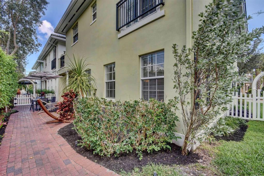 1036 W Heritage Club Circle