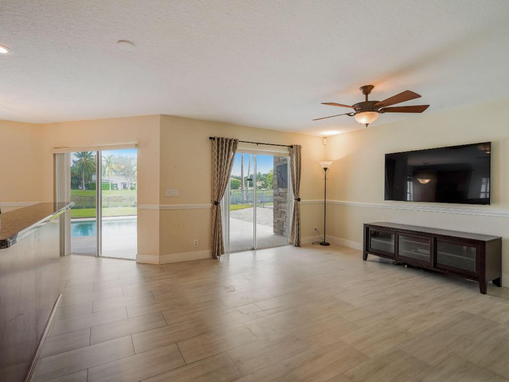 3995 Laurelwood Lane