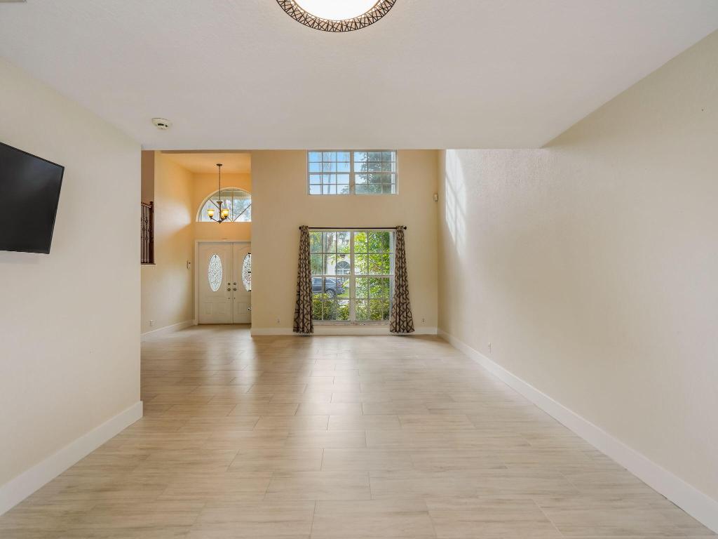 3995 Laurelwood Lane