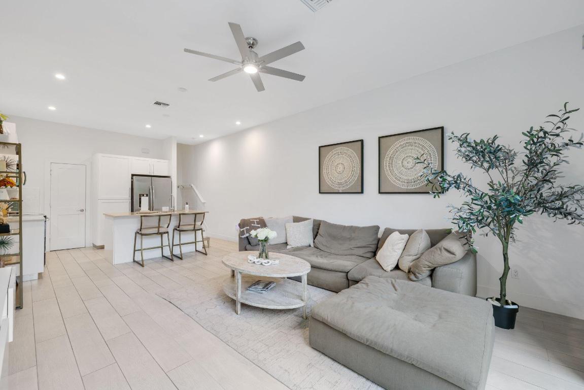 2213 Florida Boulevard