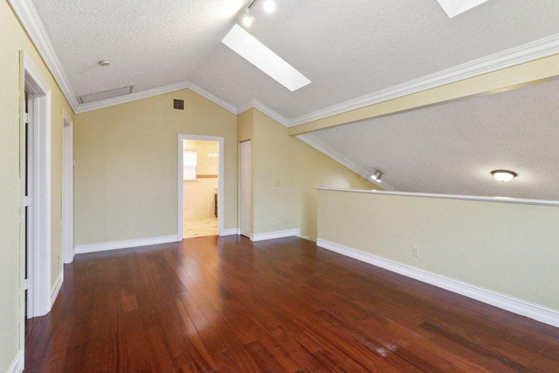 580 NW 9th Court