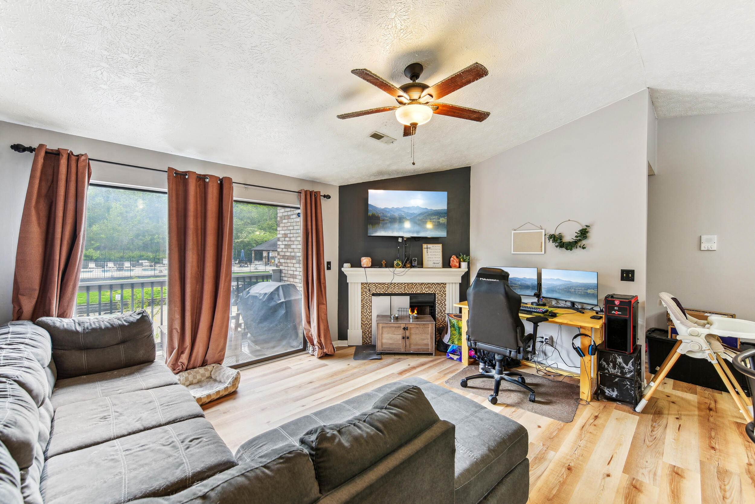 12 Woodland Hills Drive, 11